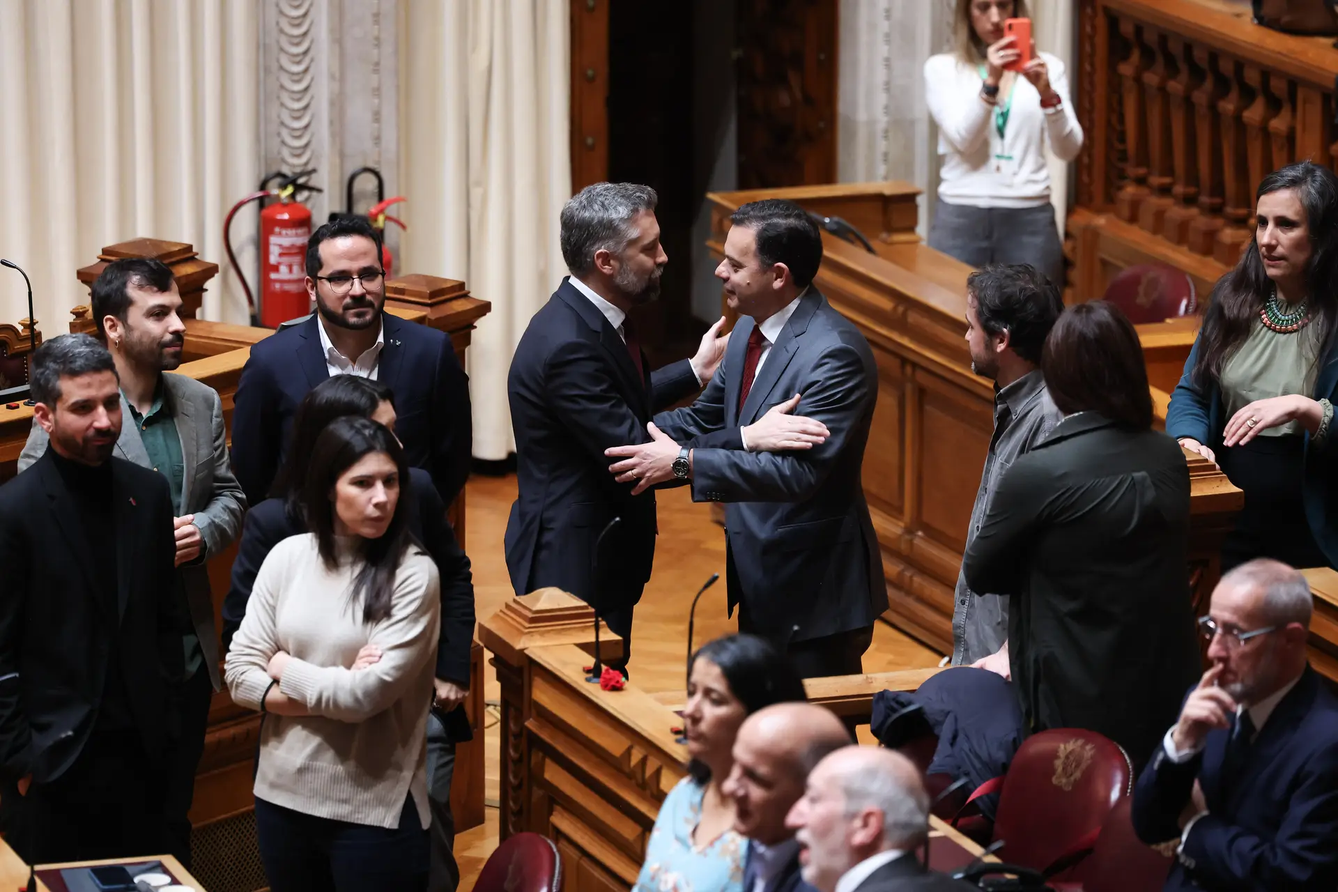 Fim do impasse no Parlamento? Montenegro e Pedro Nuno reúnem-se antes da 4.ª votação