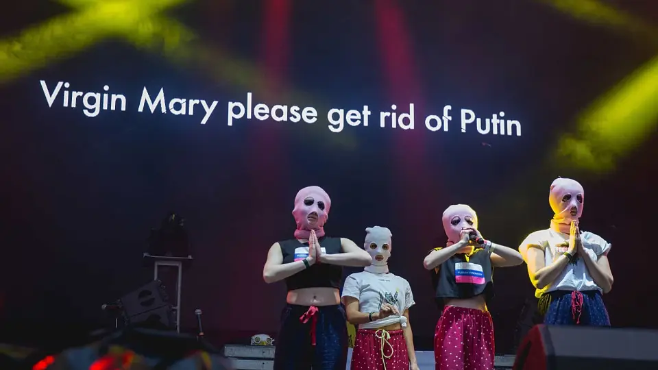 Tribunal russo condena cantora da banda Pussy Riot a 6 anos de prisão por "informações falsas"