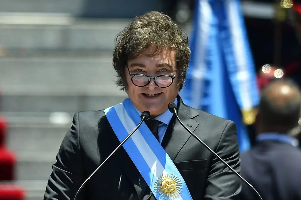 Argentina anuncia corte de 15 mil empregos públicos
