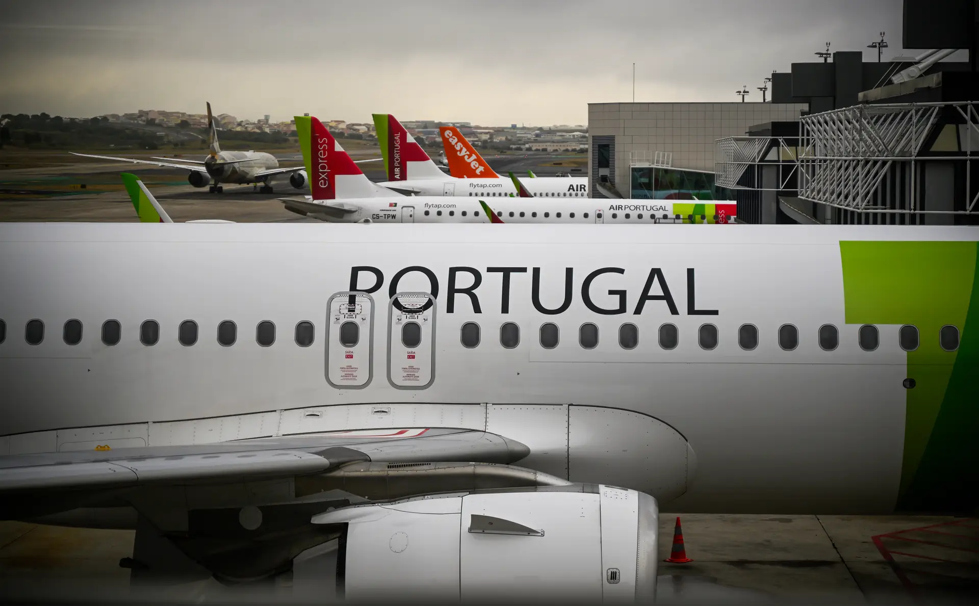 Vento forte causa atrasos e desvio de voos no aeroporto de Lisboa