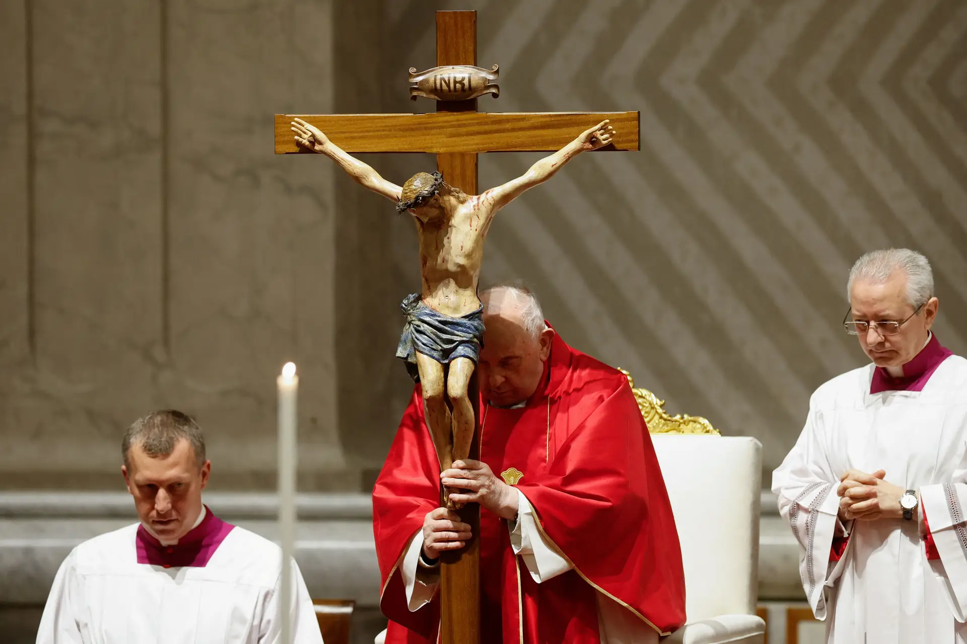 Papa reflete na Via-Sacra sobre a guerra e a violência contra as mulheres