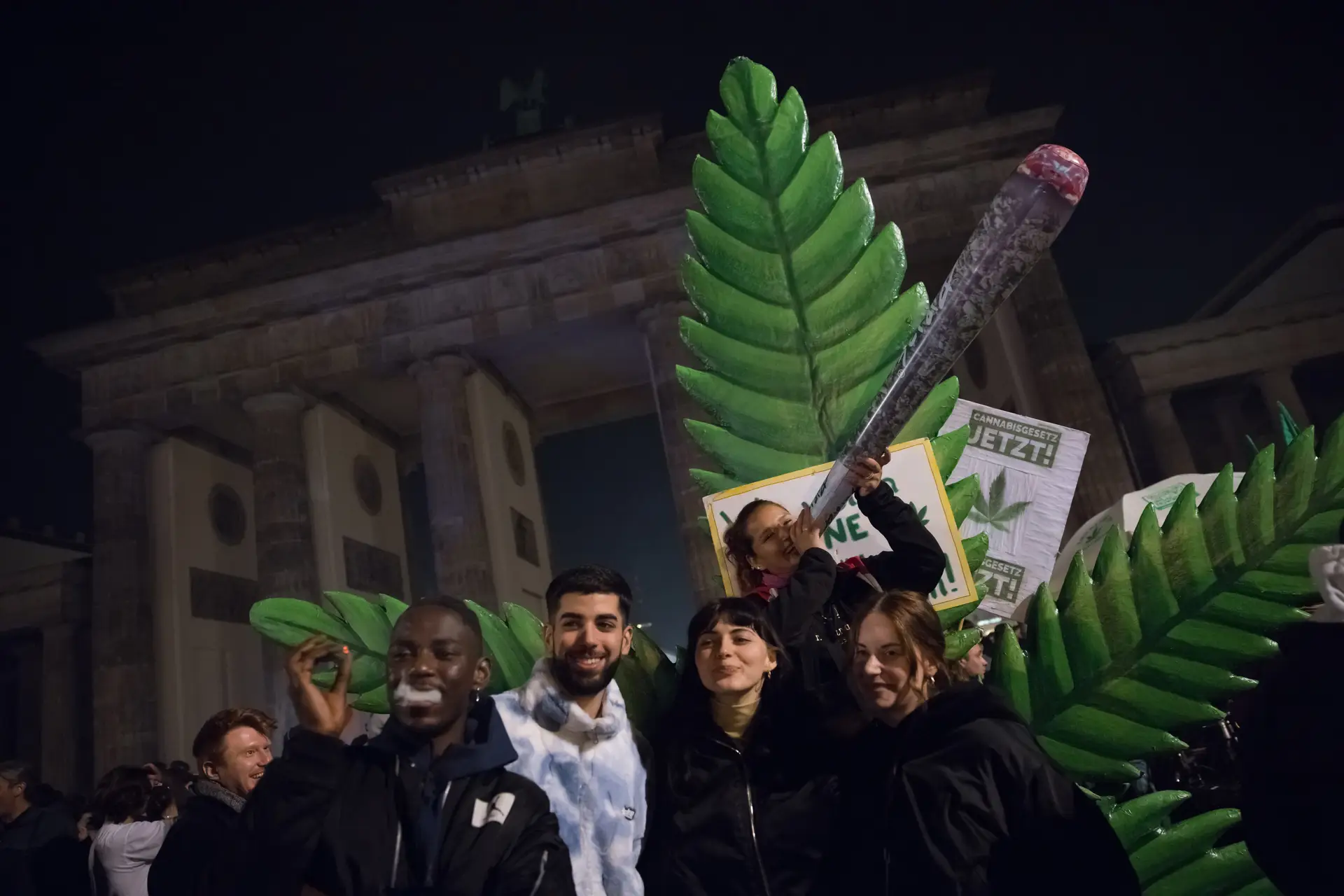 Die deutsche Gesellschaft feiert die Legalisierung des Besitzes und Anbaus von Marihuana
