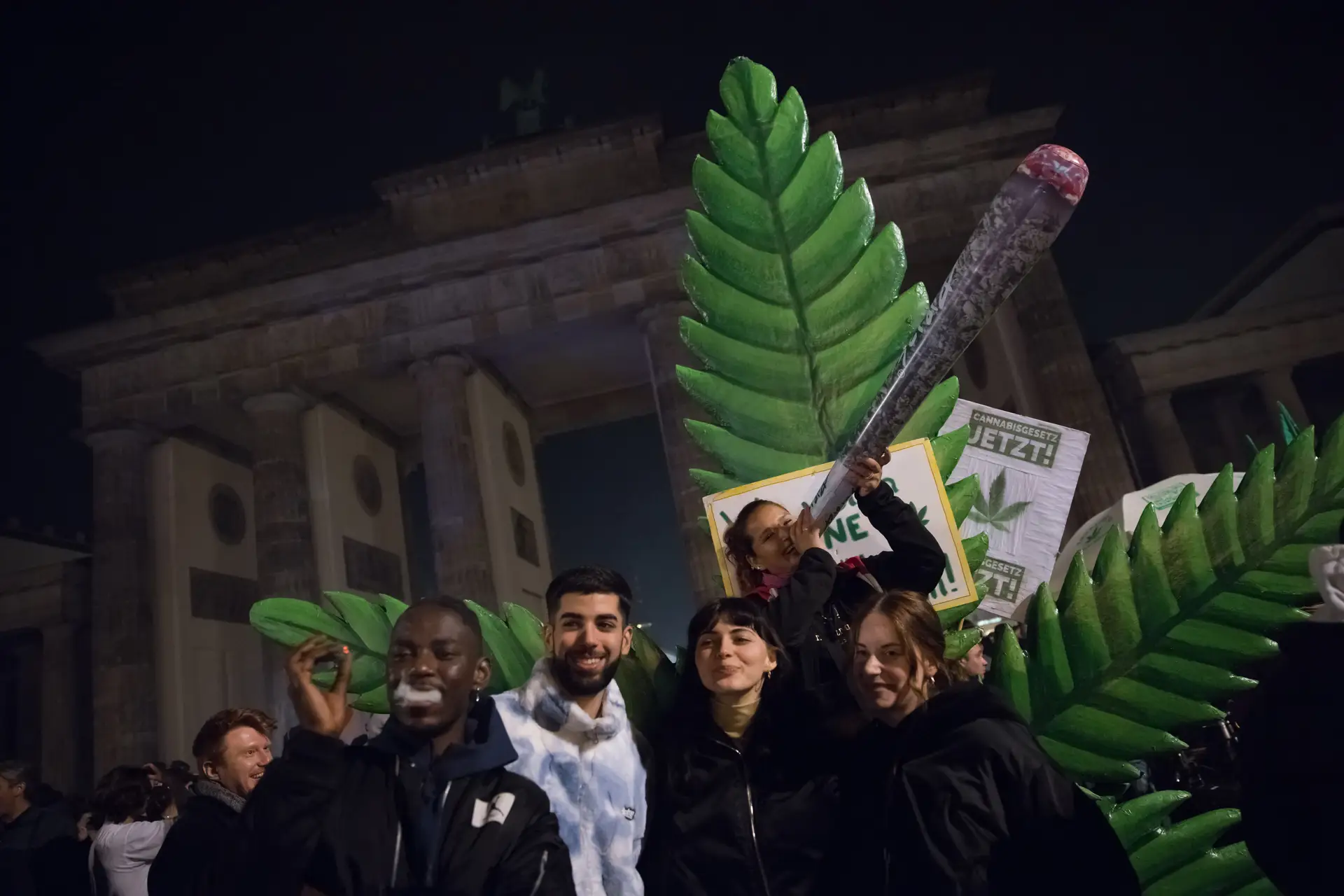 Alemães celebram legalização da posse e cultivo de canábis