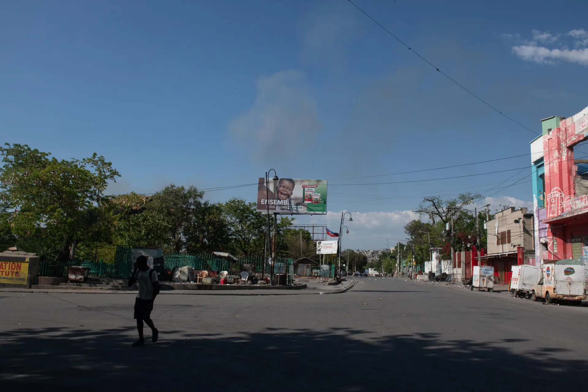 Ruas vazias nos arredores do Champs de Mars, perto do Palácio Nacional, após o relato de vários tiros na área durante confrontos entre membros de gangues e polícias, em Porto Príncipe, Haiti
