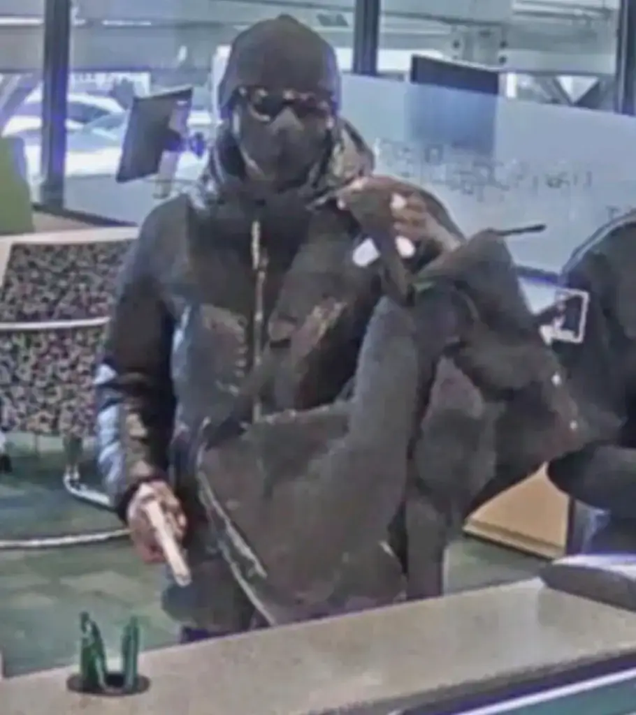 30 anos depois... ladrão de 73 anos volta a assaltar banco nos EUA