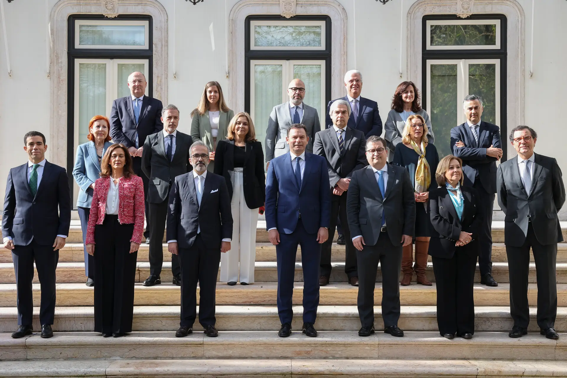 Montenegro tira foto de família com os 17 ministros