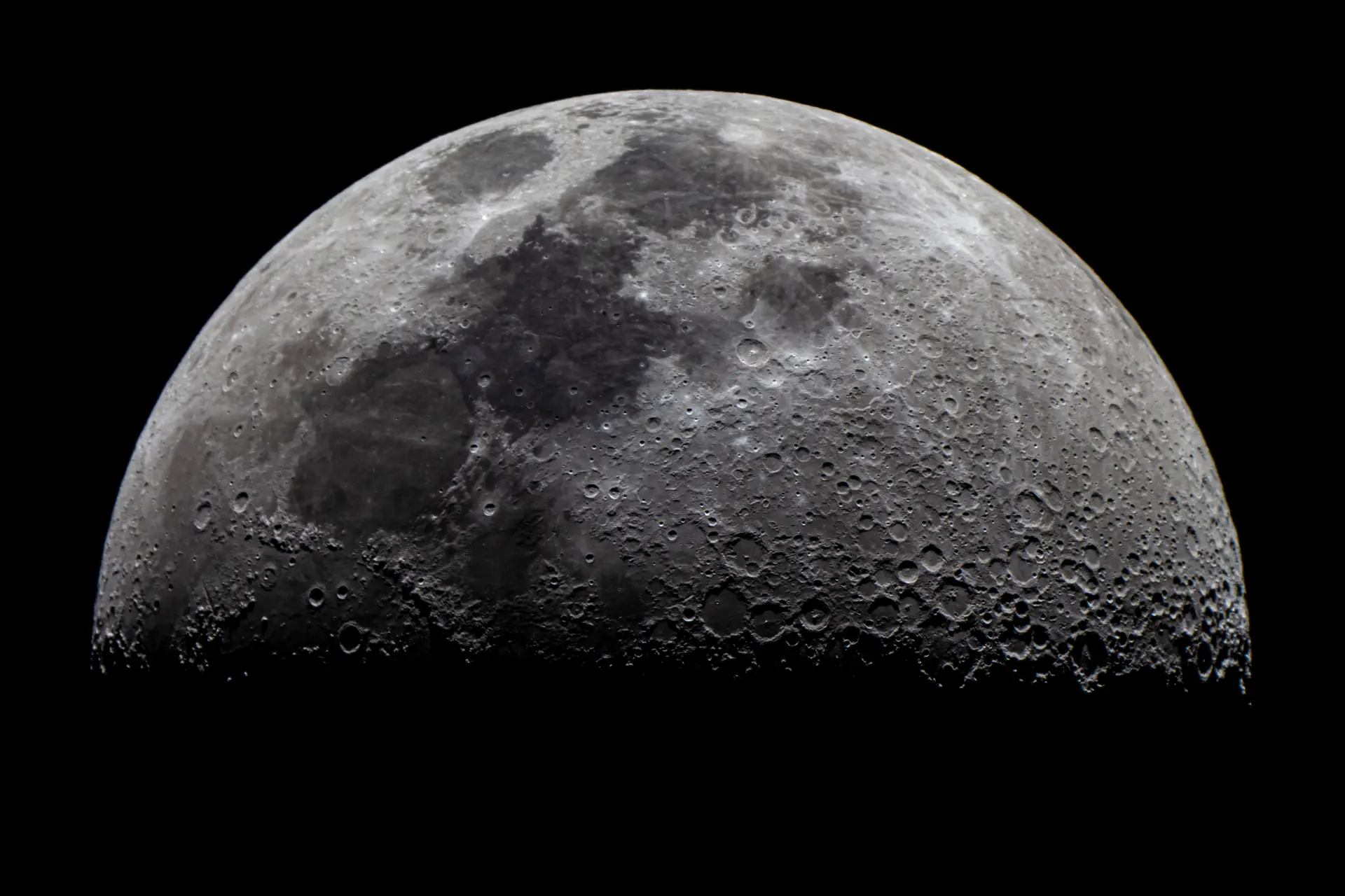 Missão chinesa pode ser a primeira a recolher amostras da face oculta da Lua