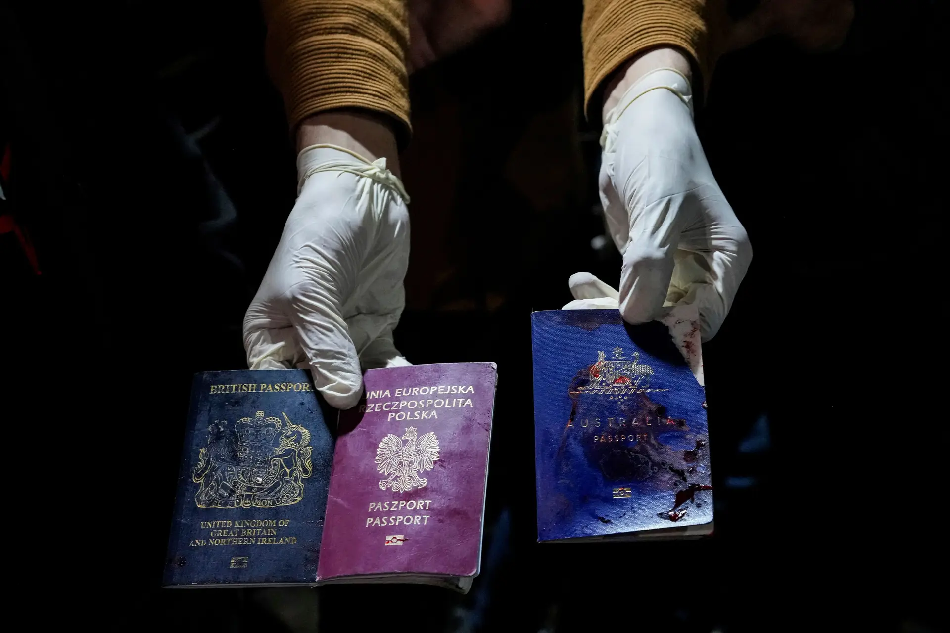 Passaportes dos trabalhadores humanitários mortos em Deir al-Balah