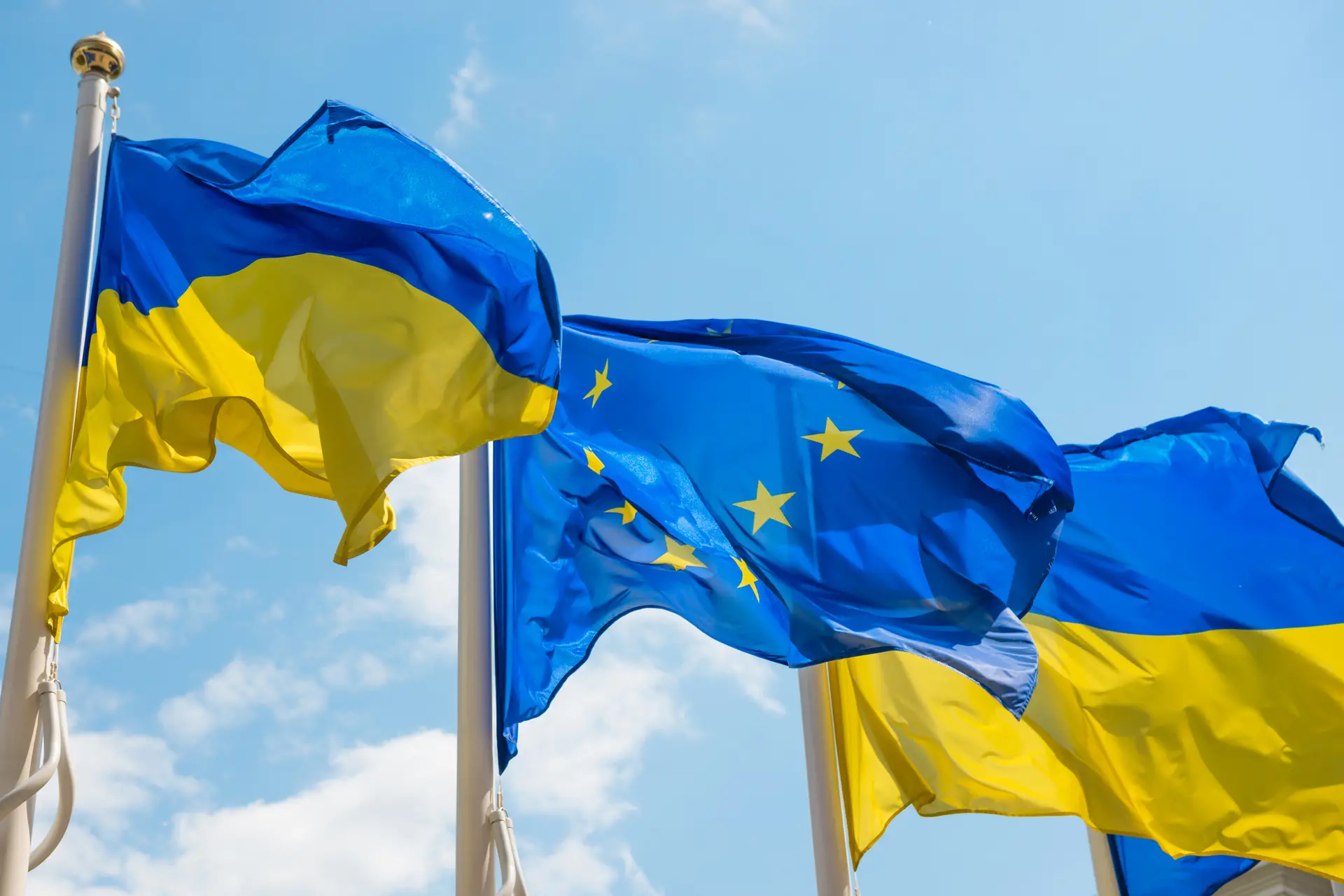 Chefe da diplomacia da UE defende utilização de fundos europeus para impulsionar indústria militar de Kiev