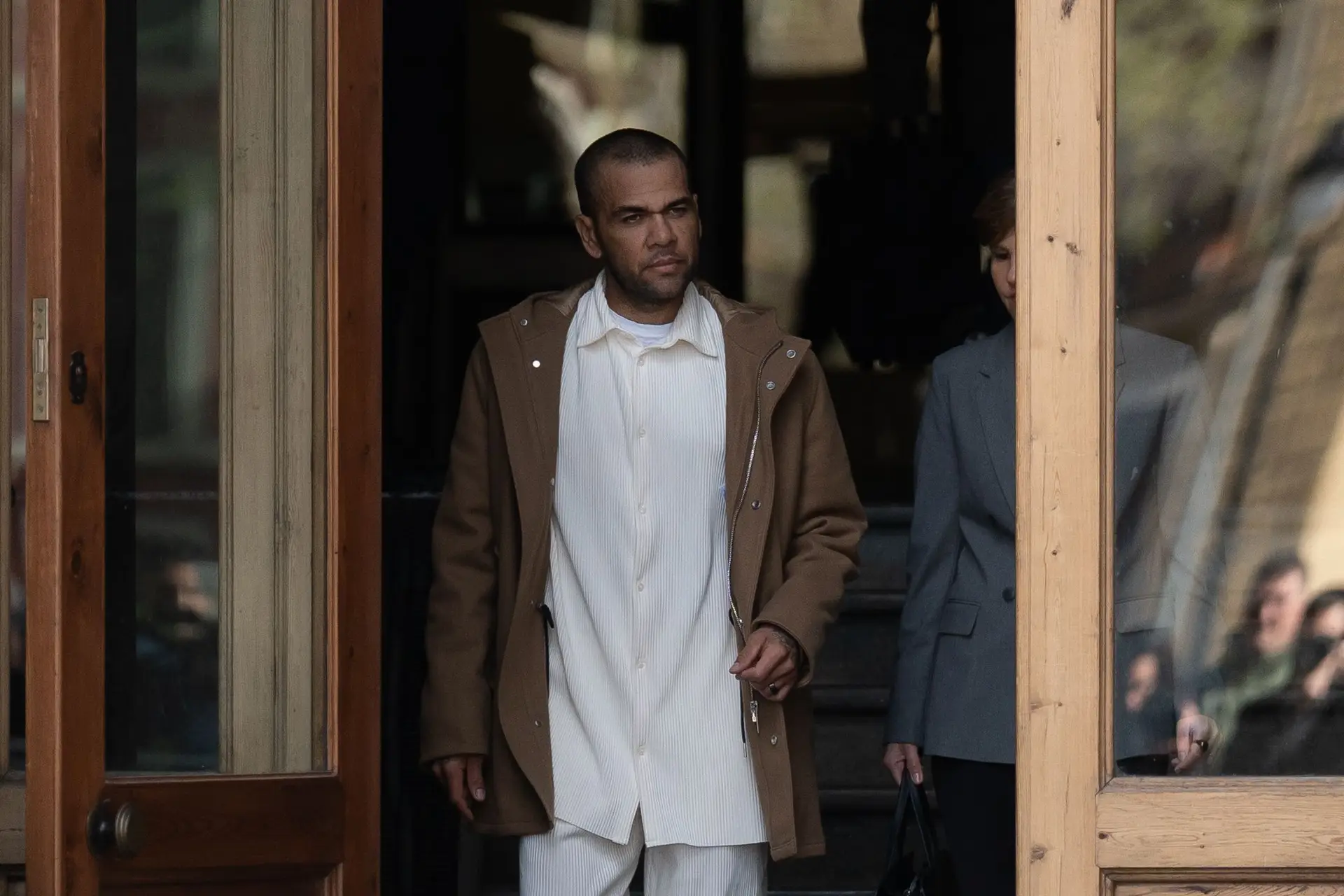 "Onde quer que vá, sobrevivo": Dani Alves quebra o silêncio após deixar a prisão