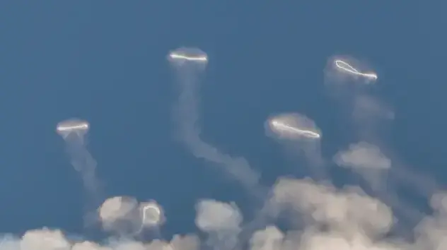 Anéis de fumo sobre o vulcão Etna, na Sicília, Itália, a 5 de abril de 2024.