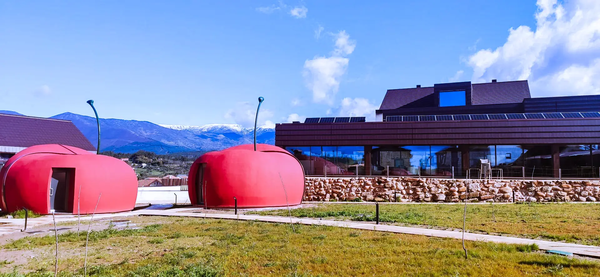 Dormir dentro de uma cereja que tem vista para a Serra da Estrela