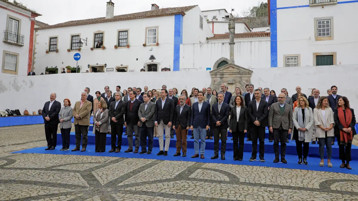 Foto família dos membros do XXIV Governo Constitucional no final da reunião do Conselho de Ministros Informal, realizada em Óbidos