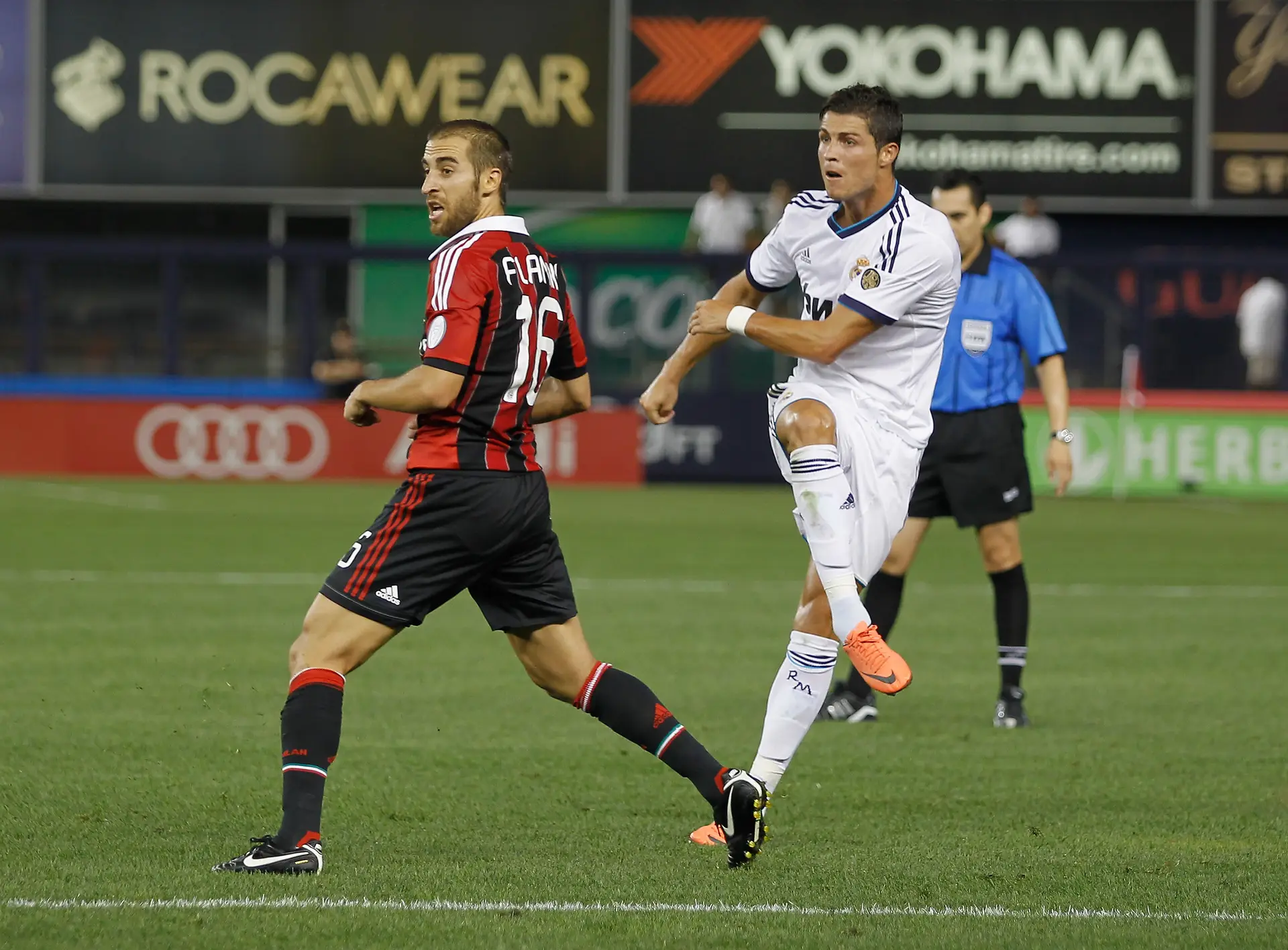 Mathieu Flamini e Cristiano Ronaldo, num particular entre o Real Madrid e AC Milan, nos Estados Unidos, em agosto de 2012