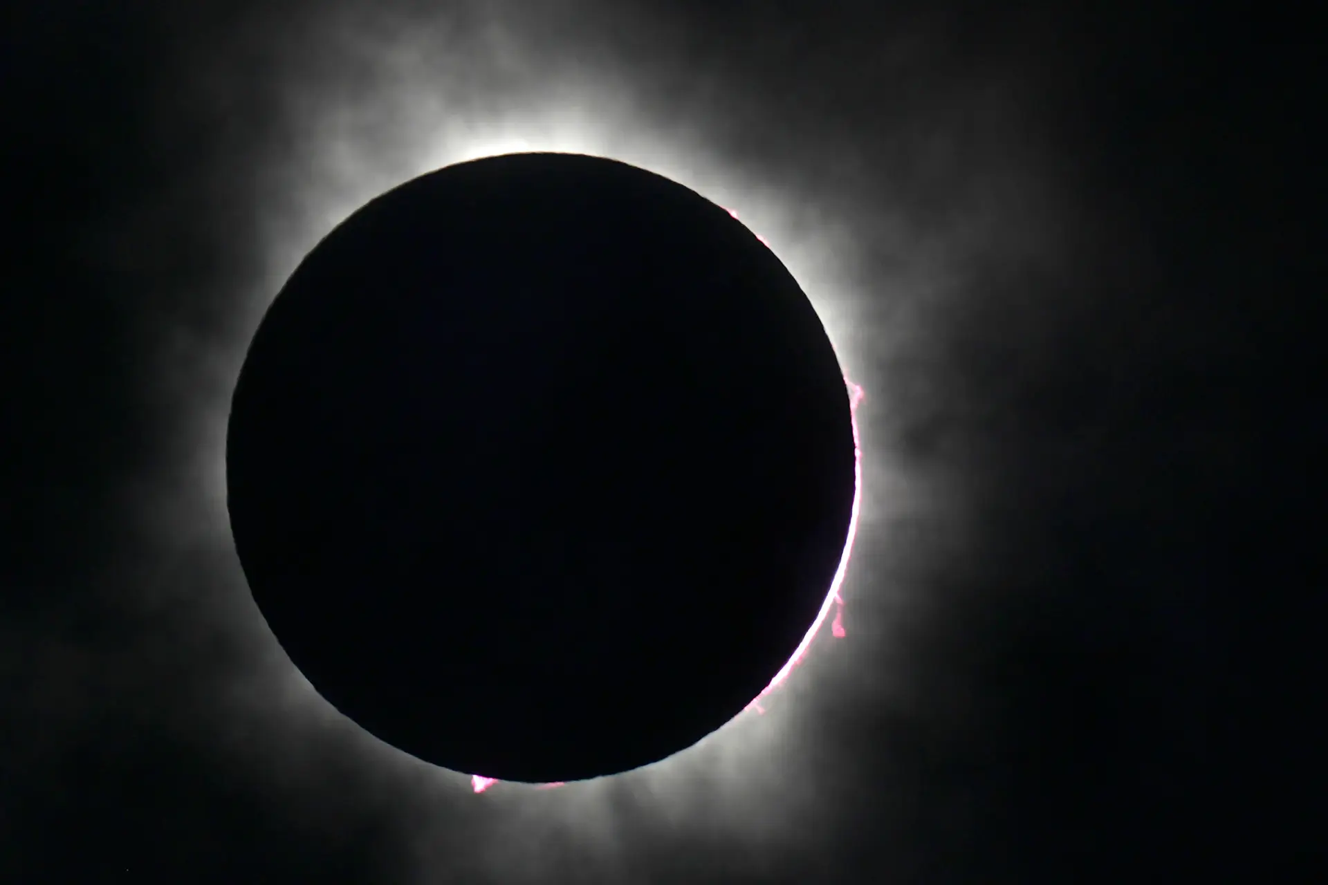 Quatro minutos de escuridão, três países a olhar para o céu: as melhores imagens do eclipse do Sol
