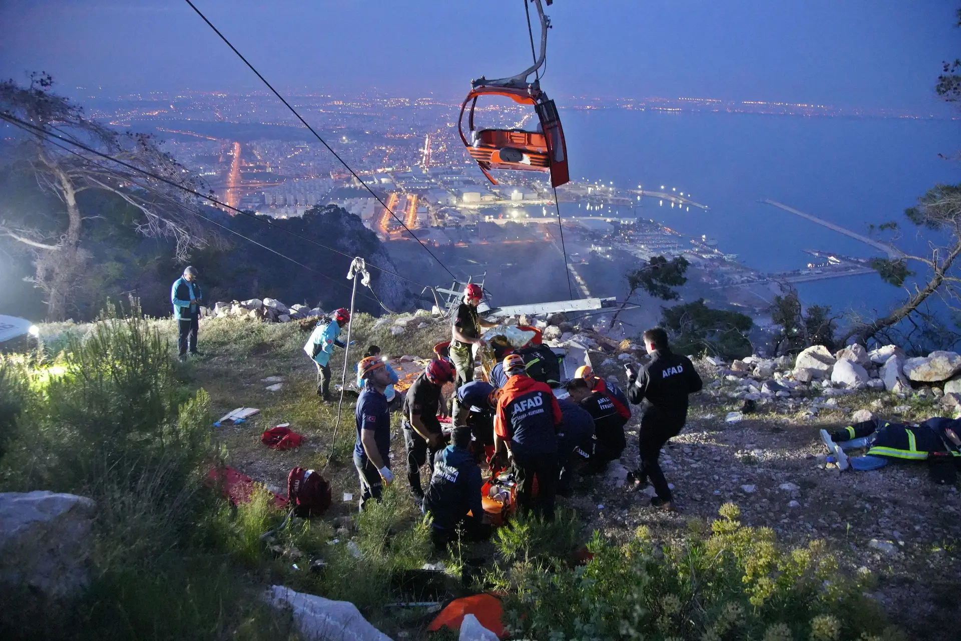 Teleférico na Turquia colide com poste, mais de 100 pessoas presas durante  16 horas