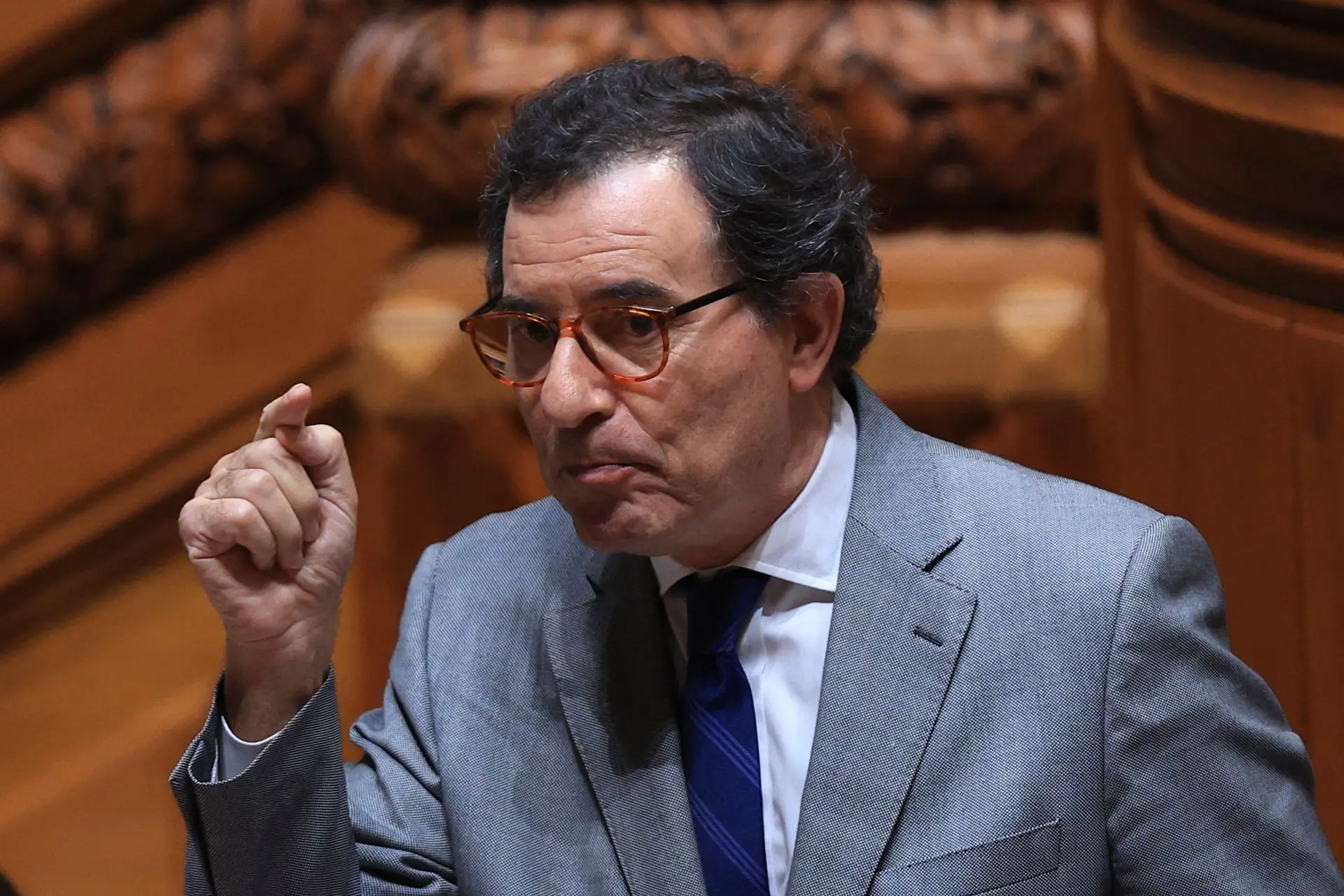 Crise de combustível "não será problema" para turismo em Portugal, garante ministro da Economia