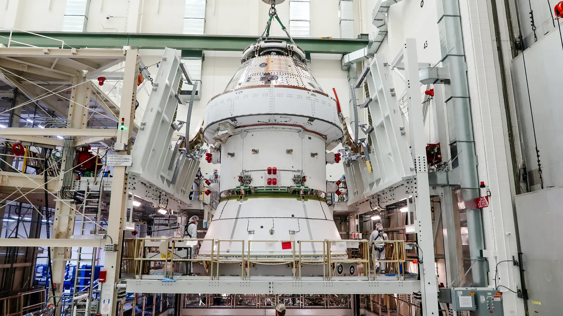 No Centro Espacial Kennedy da NASA, nos EUA, o foguetão Orion, que será usado para a missão Artemis II, está a preparar-se para a primeira missão que levará humanos à volta da Lua e regressará. Numa câmara de vácuo, será submetido a vários testes para garantir que aguenta as duras condições do espaço.
