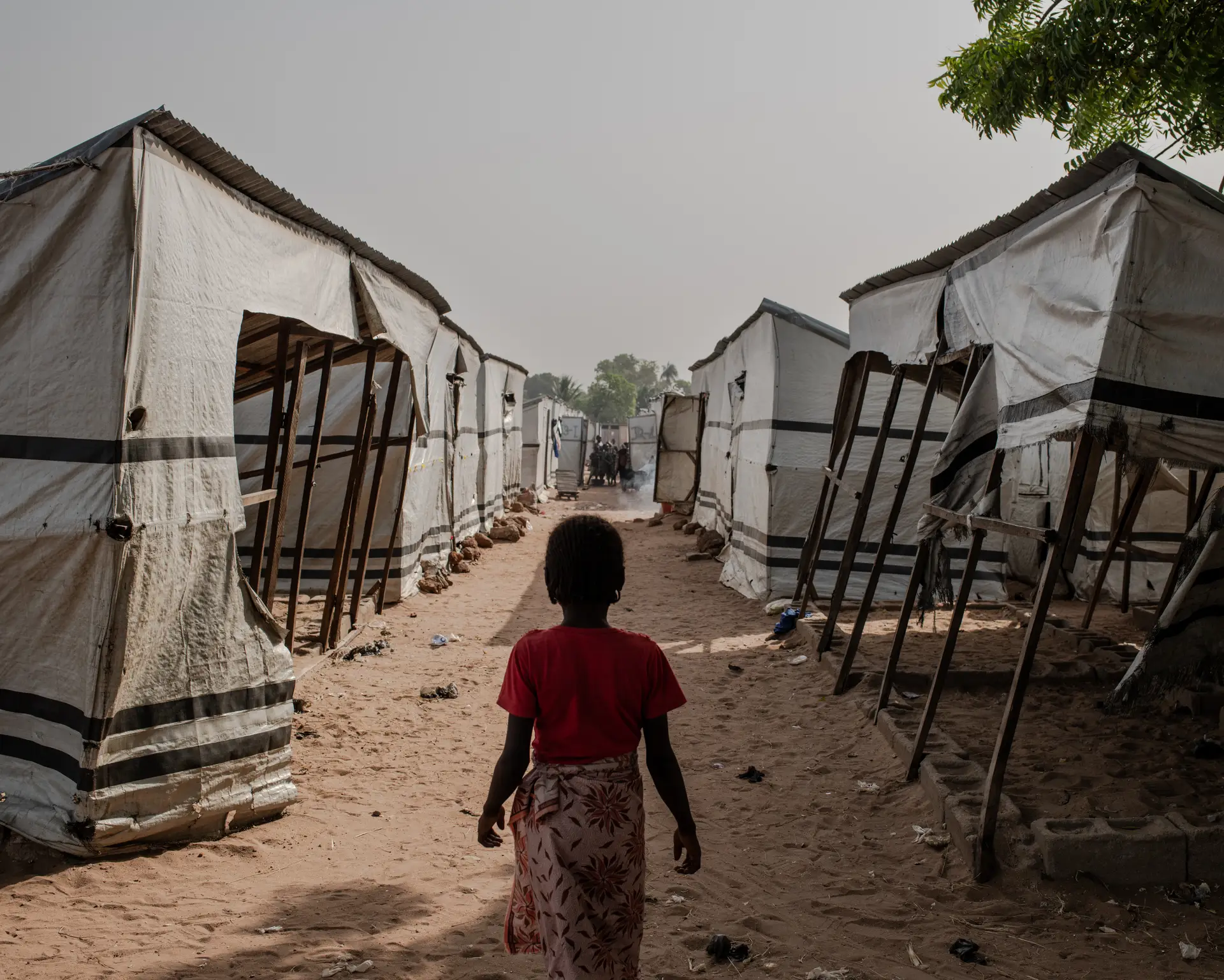 Shiana mudou-se para o campo de Mbawa há cinco anos com a irmã mais velha. Foi abusada sexualmente duas vezes por homens que invadiram a tenda onde se abriga.