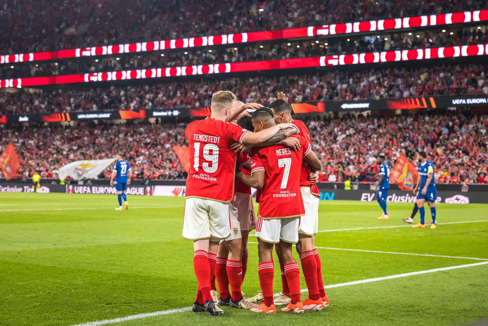 UEFA proíbe Benfica de vender bilhetes no próximo jogo europeu fora da Luz  - SIC Notícias