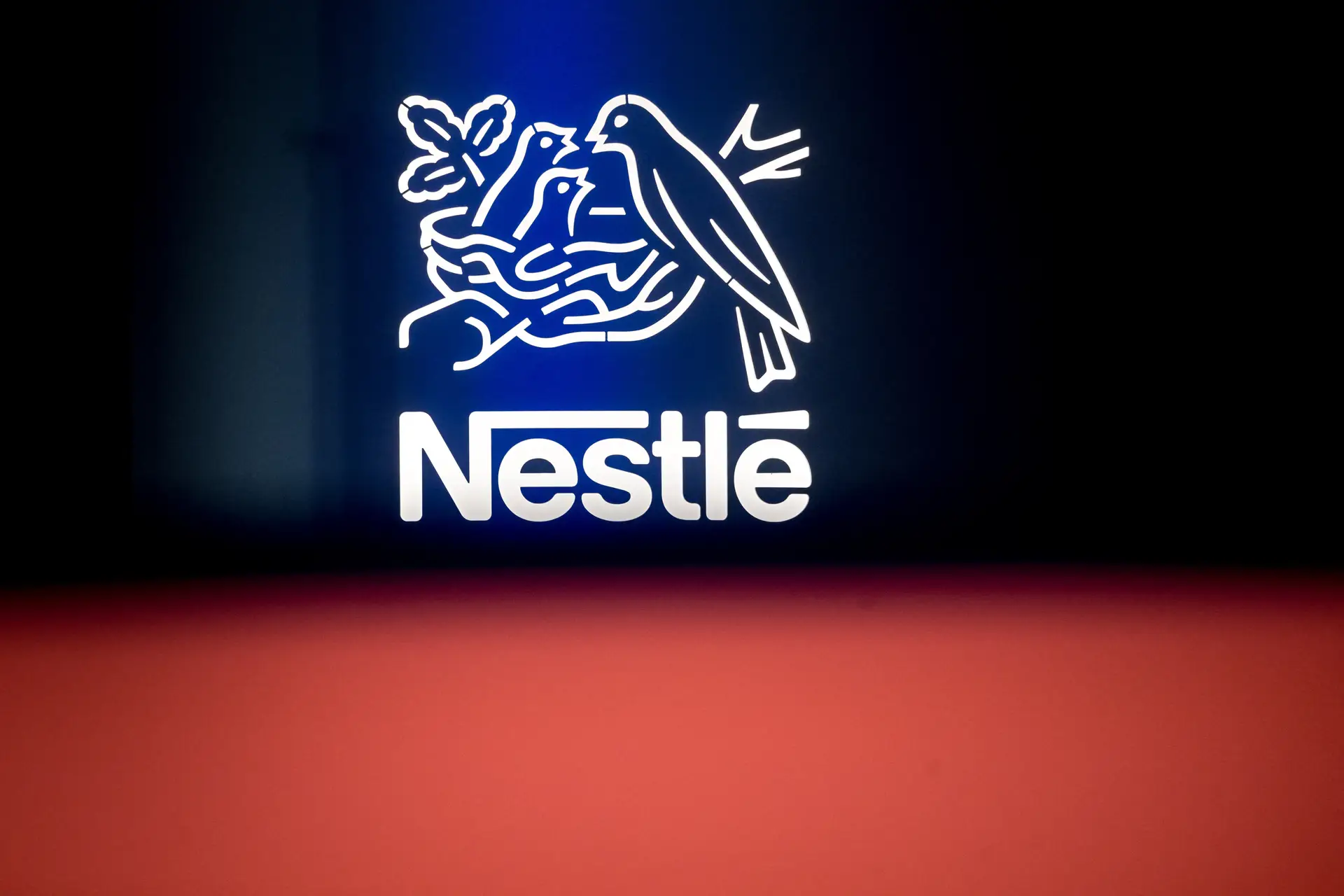 Nestlé responde com promessa a críticas sobre produtos com elevados níveis de sal, açúcar e gorduras