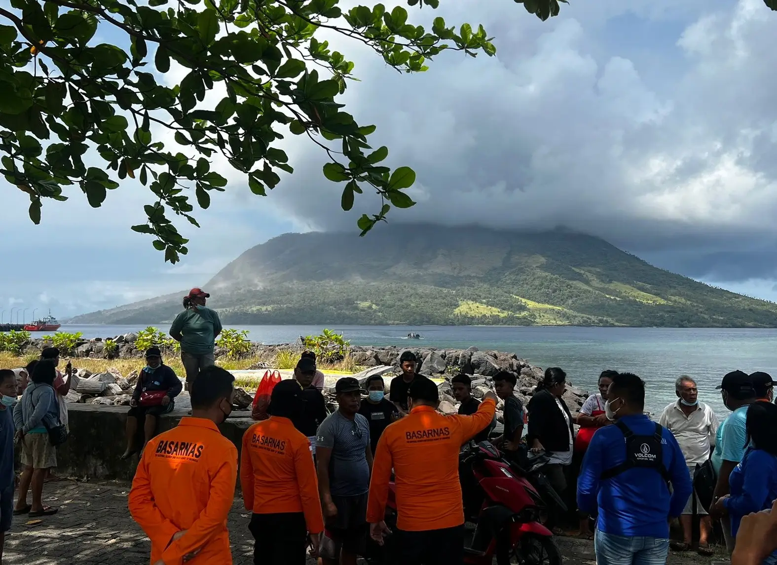 O vulcão Ruang em erupção, na Indonésia
