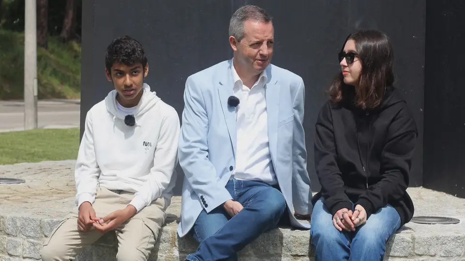 Professor Rui Correia com os alunos Benjamin Anjos e Leonor Groba, ambos de 14 anos, no monumento evocativo do golpe militar de 16 de março, nas Caldas da Rainha.