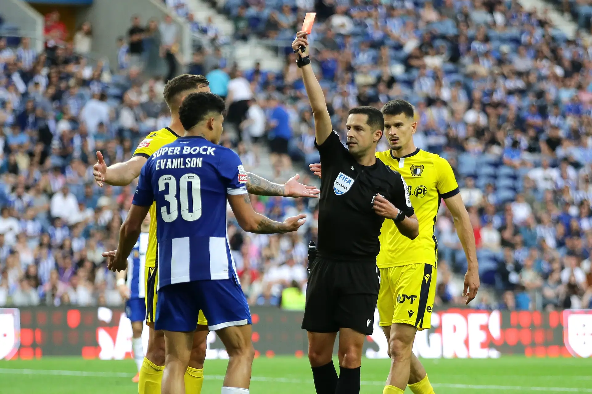 "Conduta violenta" frente ao Famalicão vale dois jogos de suspensão ao portista Evanilson