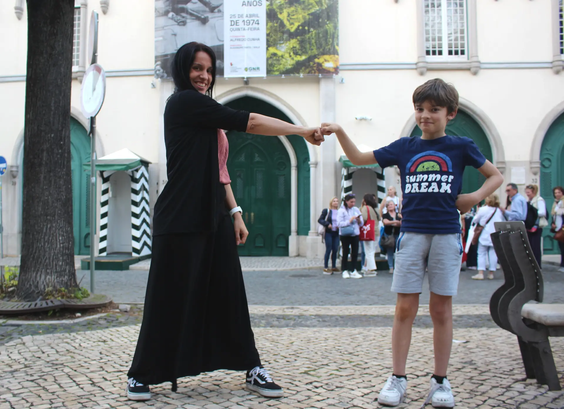 A escritora e jornalista, Marta Martins Silva, com o filho, Simão, de 8 anos, no Largo do Carmo, local histórico do 25 de Abril, em Lisboa.