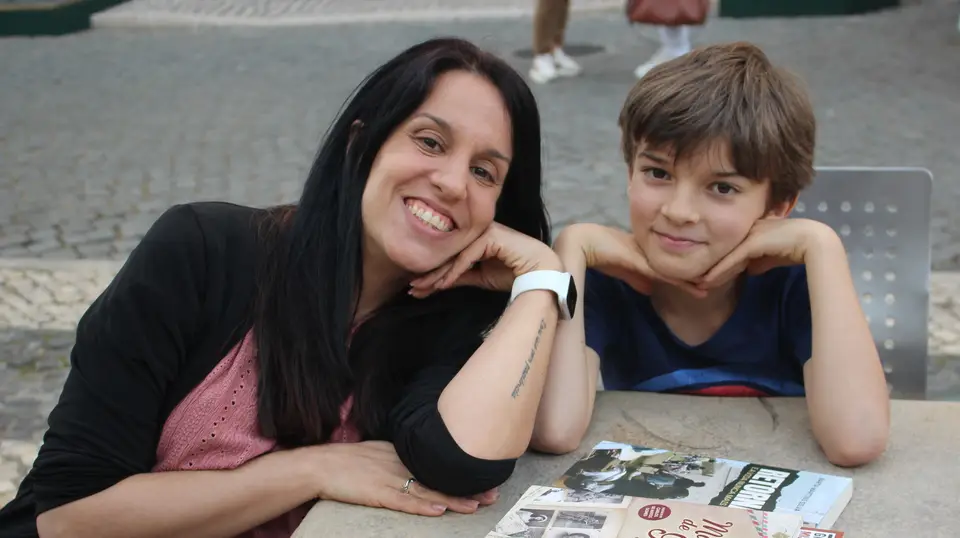 A escritora e jornalista, Marta Martins Silva, com o filho, Simão, de 8 anos, no Largo do Carmo, local histórico do 25 de Abril, em Lisboa.