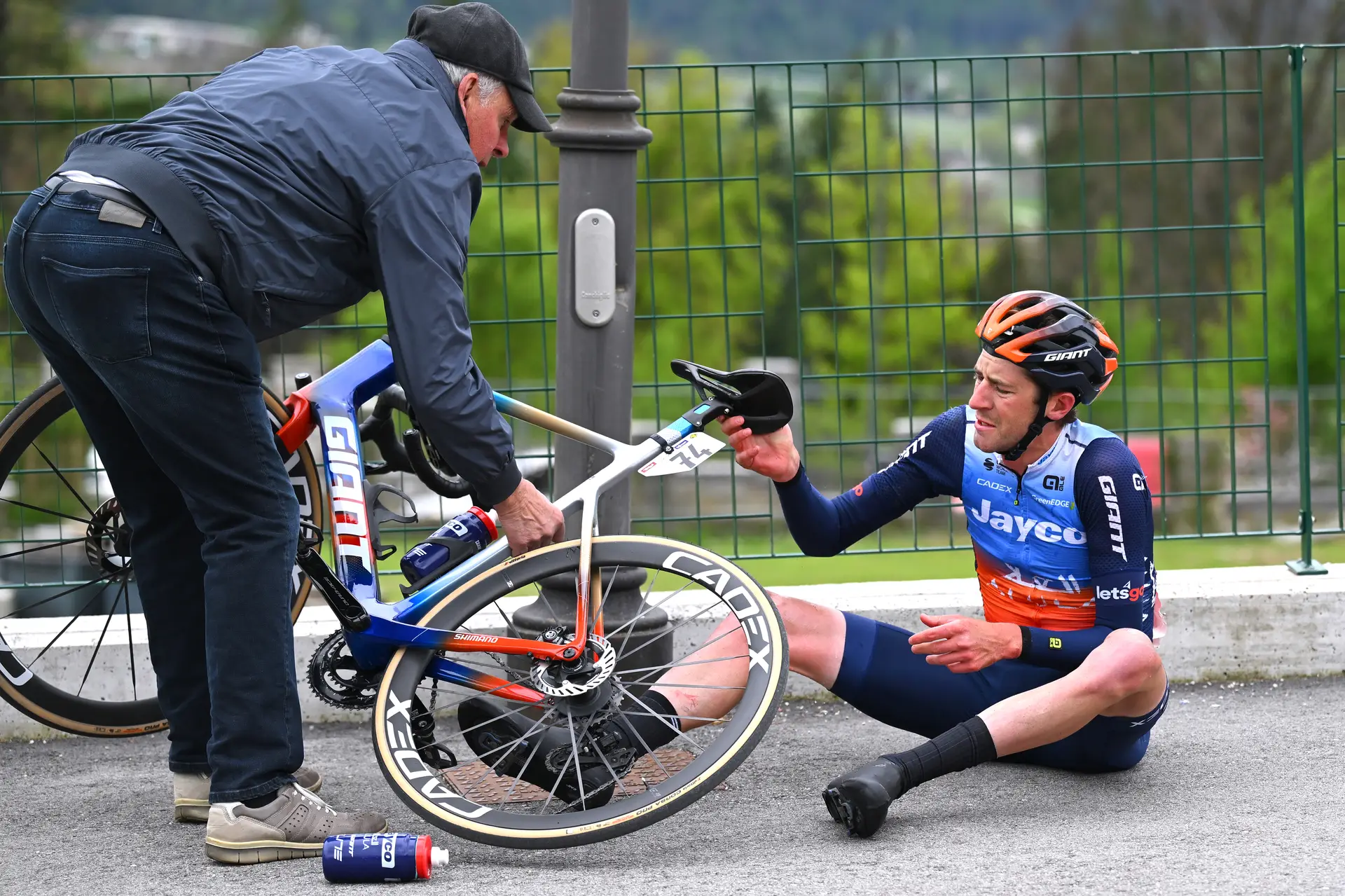 Momentos após a queda de Chris Harper durante a quarta etapa da Volta aos Alpes.