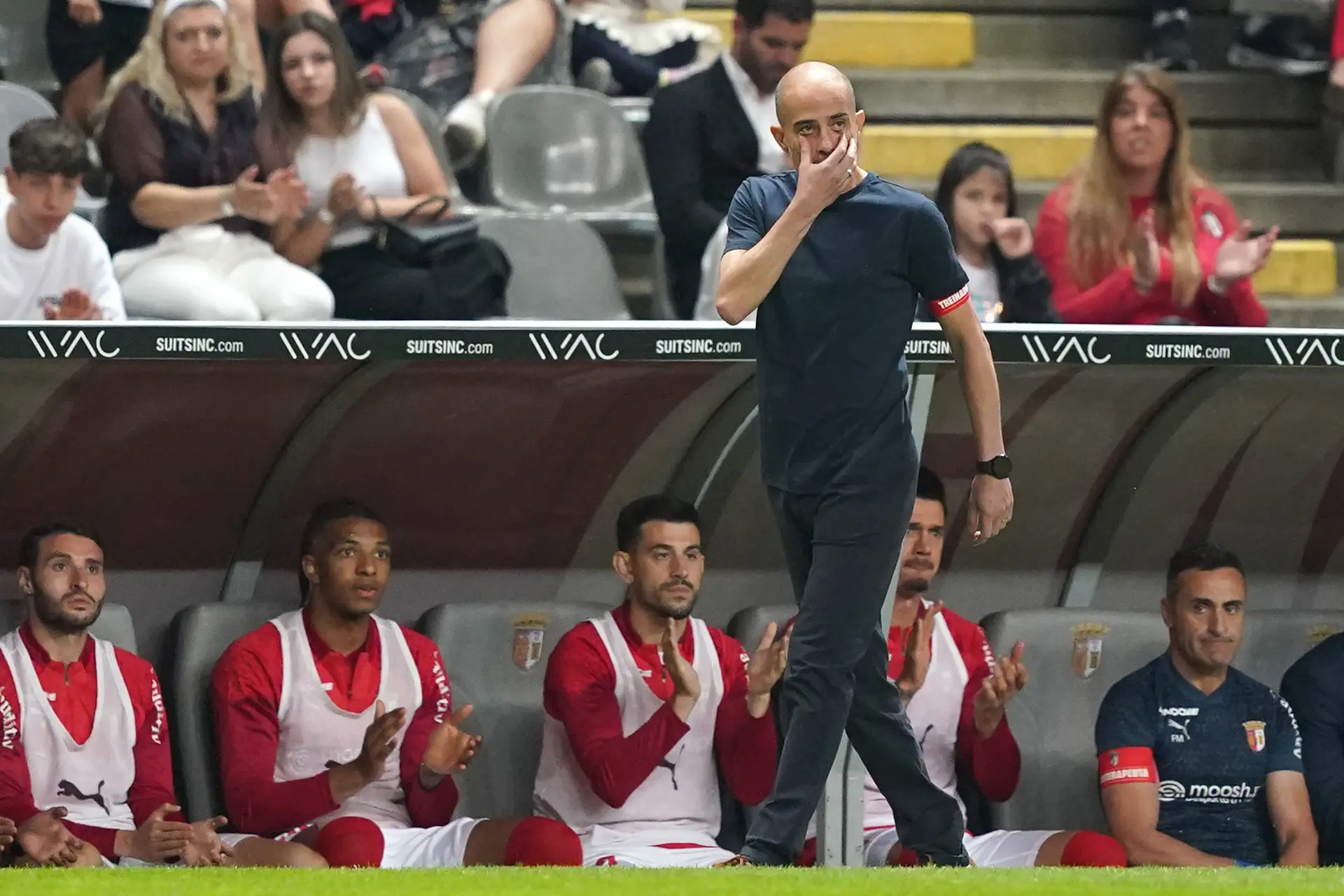 O treinador da equipa principal minhota, Rui Duarte, emociona-se com a homenagem dos adeptos do SC Braga ao minuto 23, do SC Braga - Vizela.