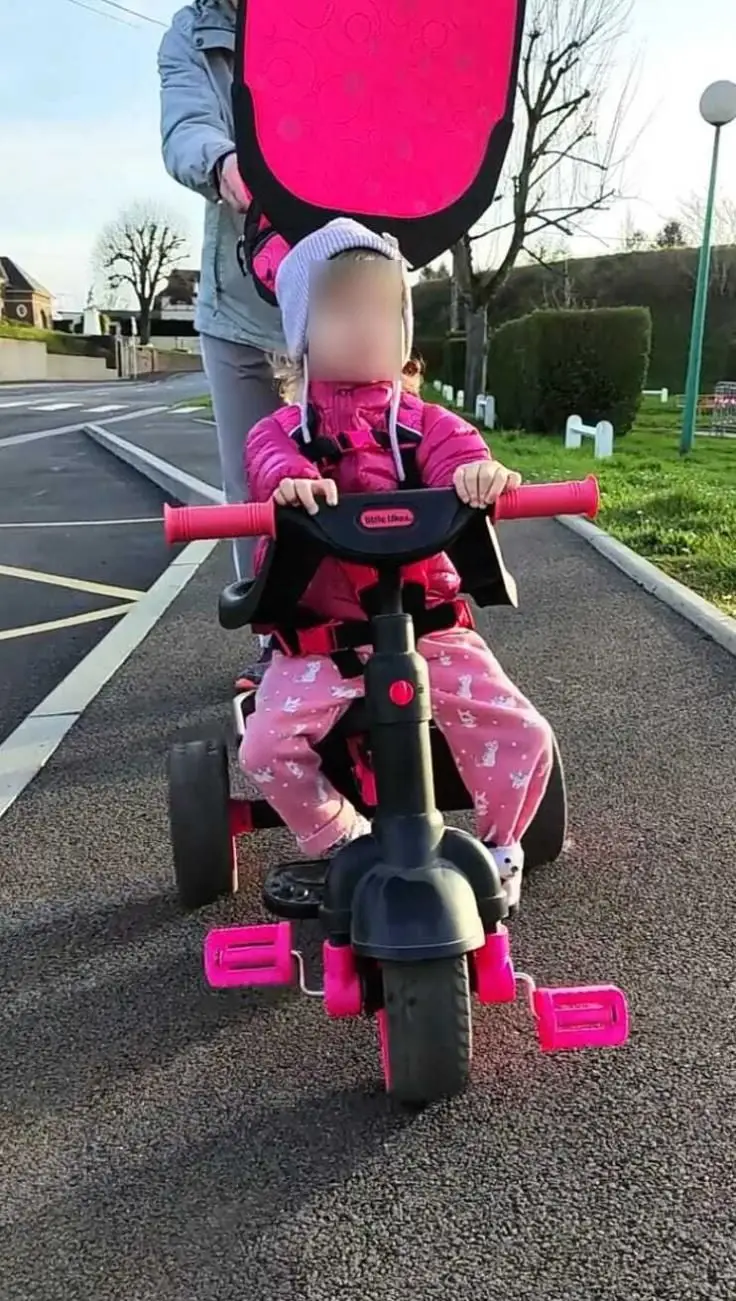 Criança nasce com 26 dedos e um pé no lugar do joelho, pais em luta com a Justiça