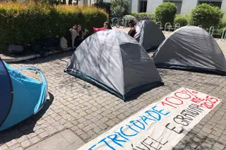 Estudantes pelo fim ao fóssil montam tendas e faixas em protesto na FCSH