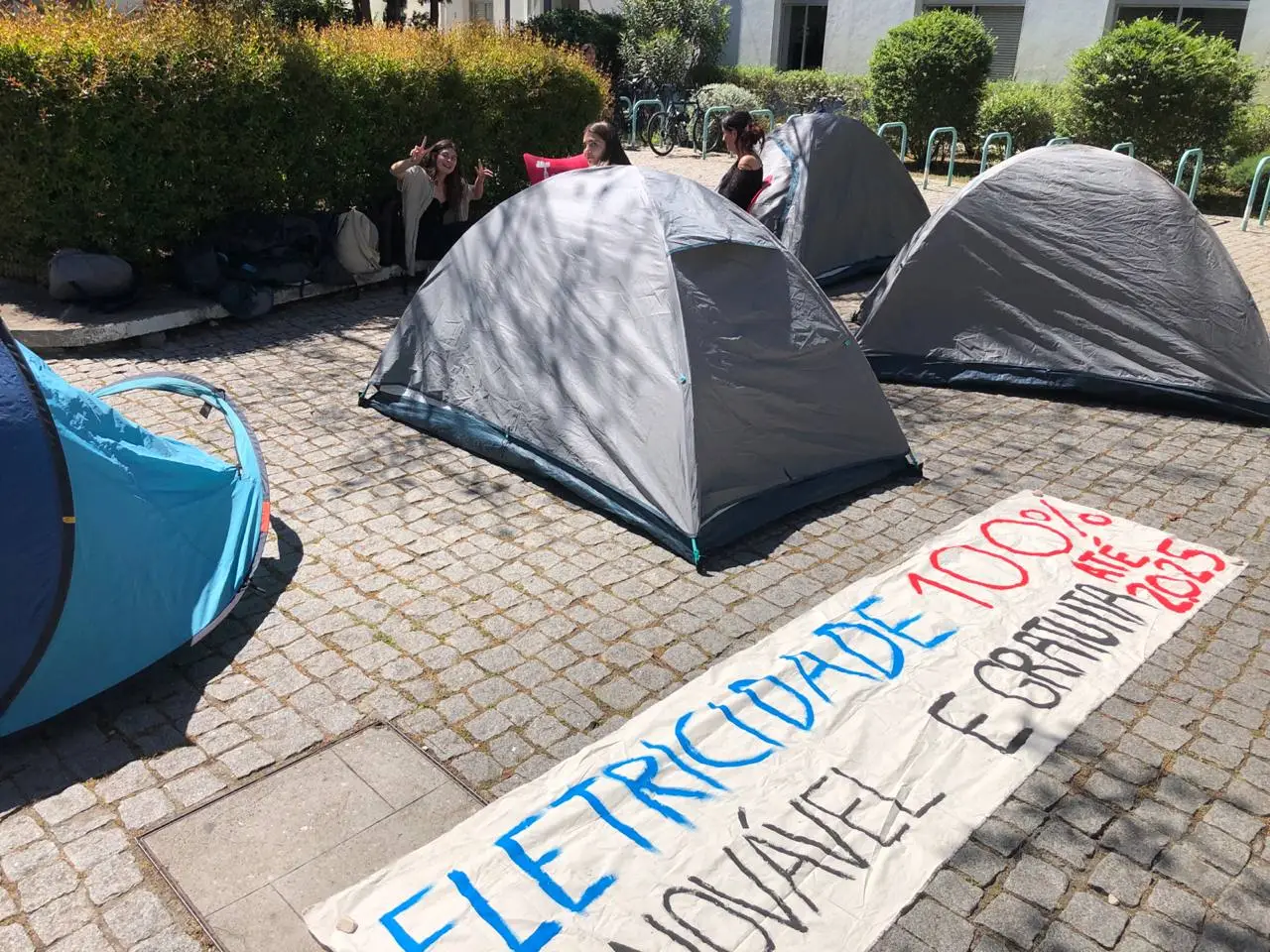 Estudantes pelo fim ao fóssil montam tendas e faixas em protesto na FCSH