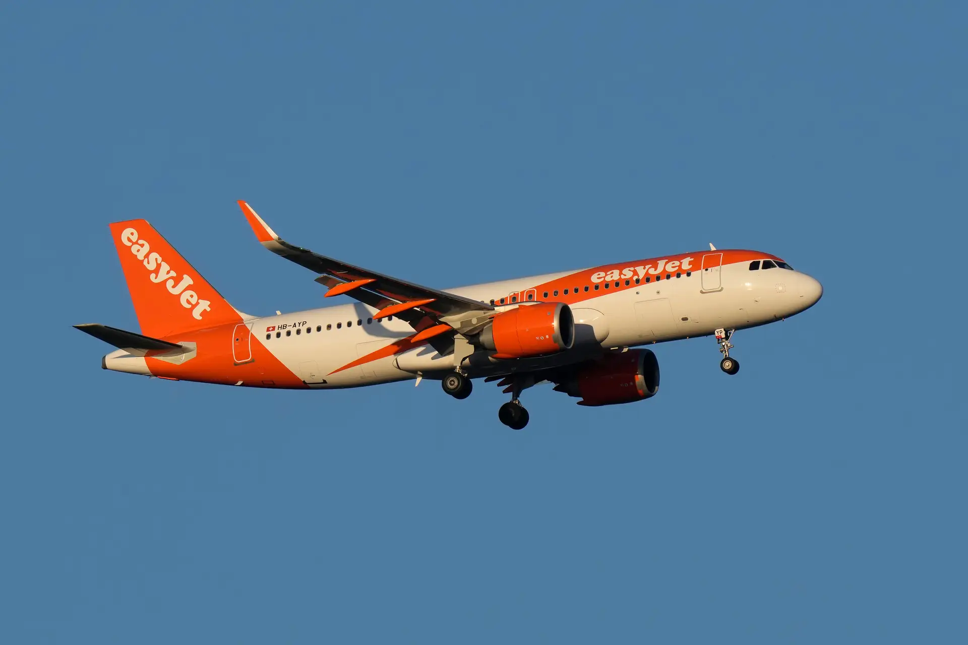 EasyJet suspende piloto após ser visto nu e embriagado num hotel em Cabo Verde