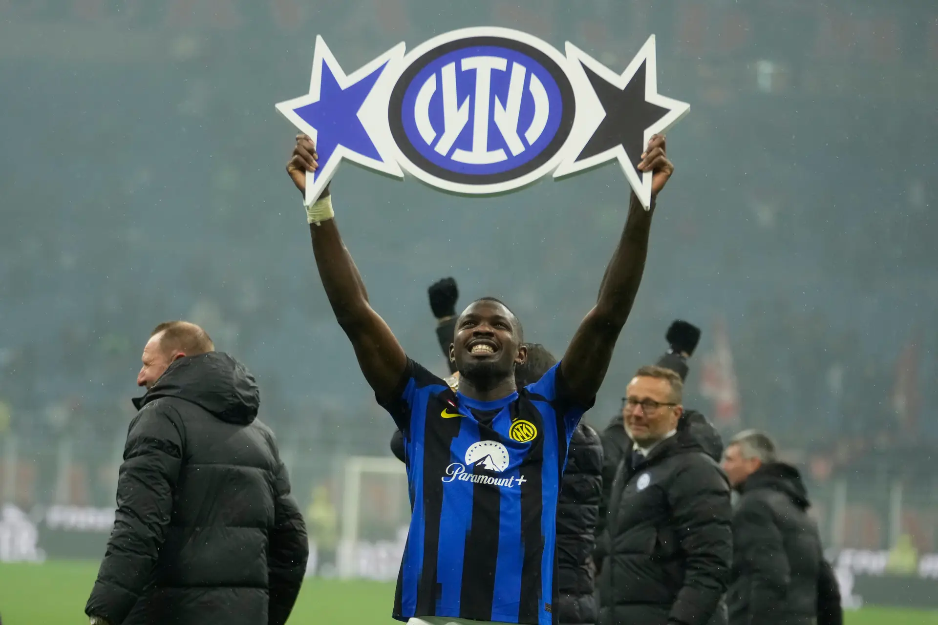 Inter Milão bate rival Milan e conquista 20.º título de campeão italiano