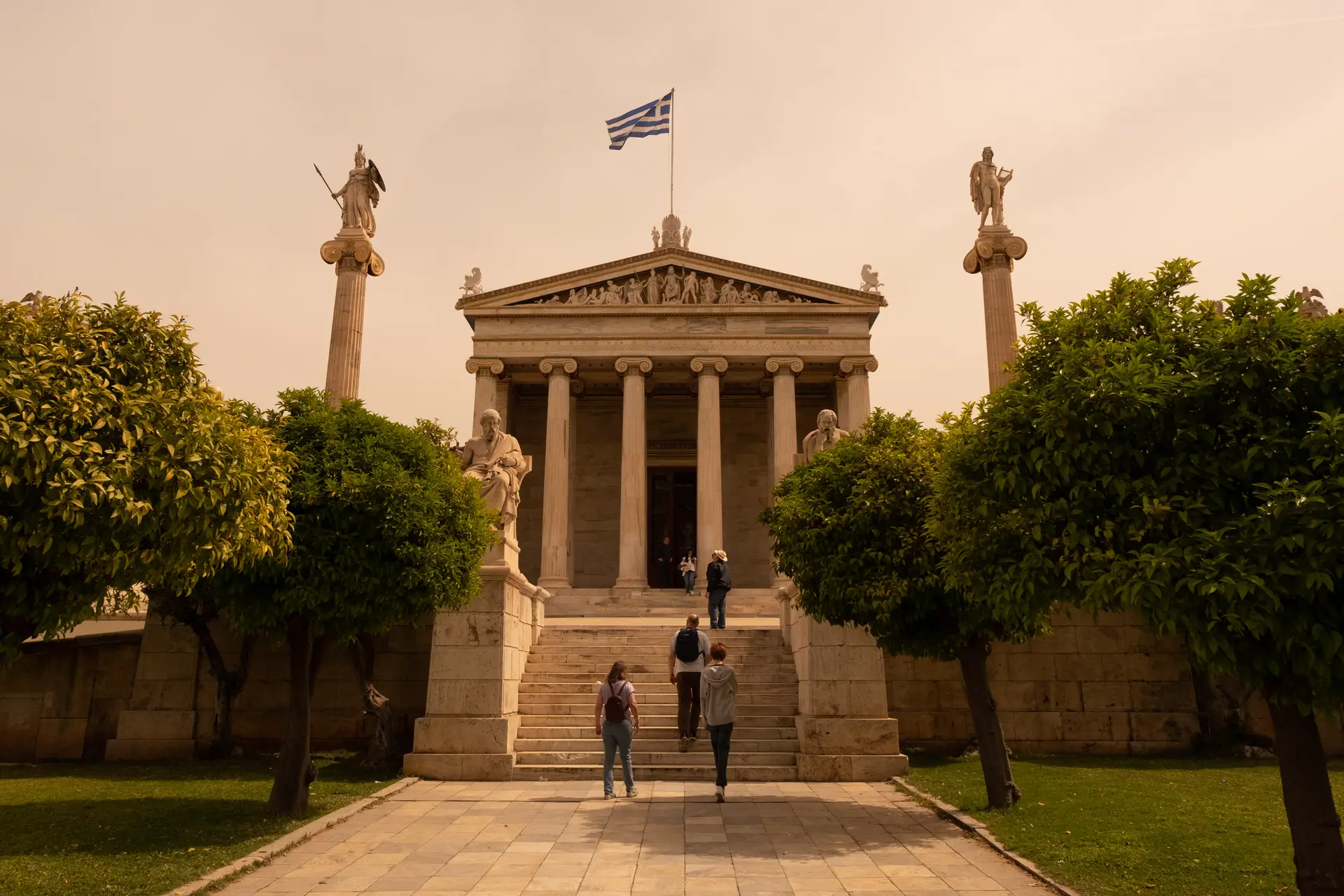 Concentração de poeiras (e incêndios) cobrem de laranja o céu em Atenas