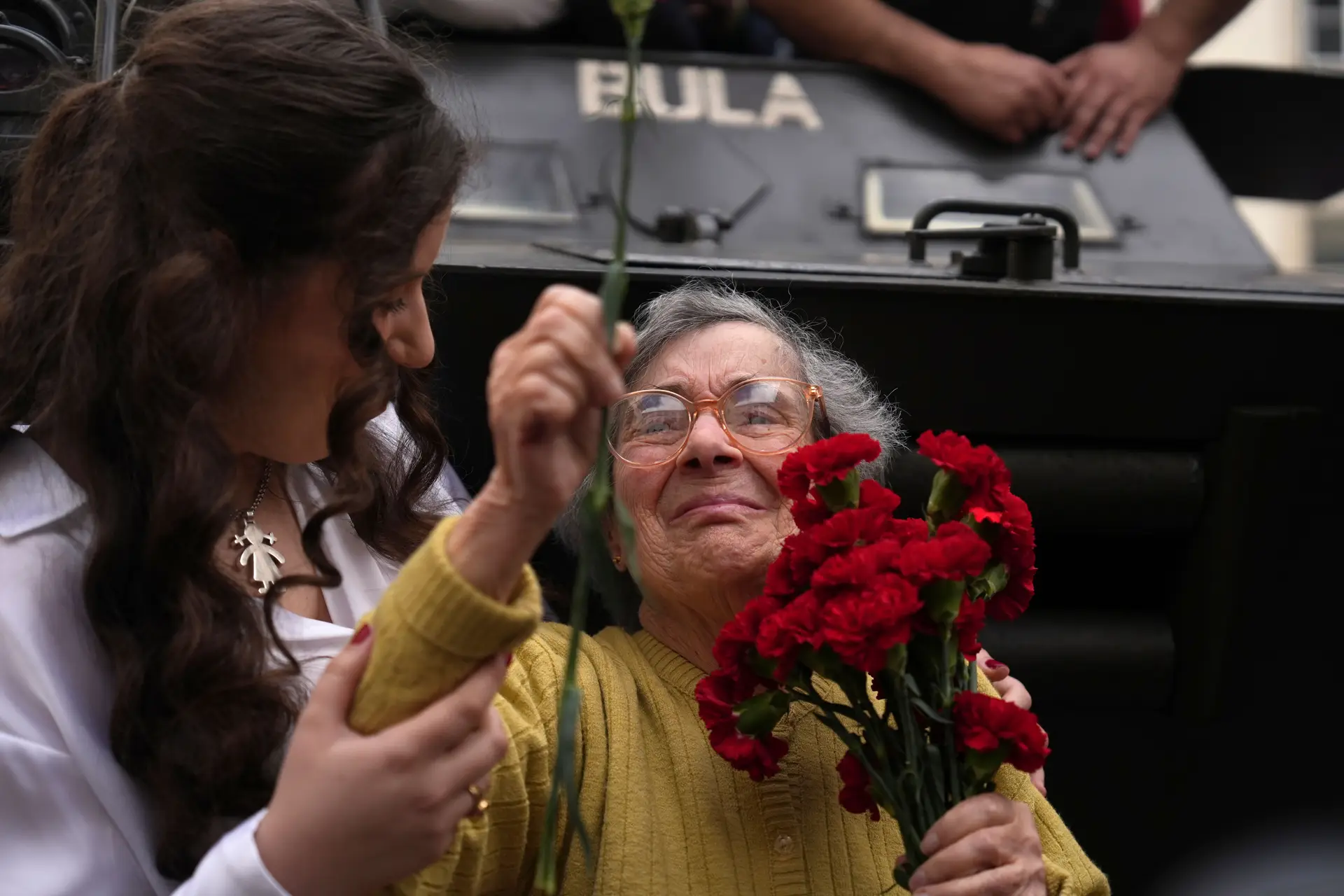 Celeste Caeiro, a mulher que distribuiu cravos aos militares na manhã do dia 25 de abril de 1974, morreu aos 91 anos, a 15 de novembro.