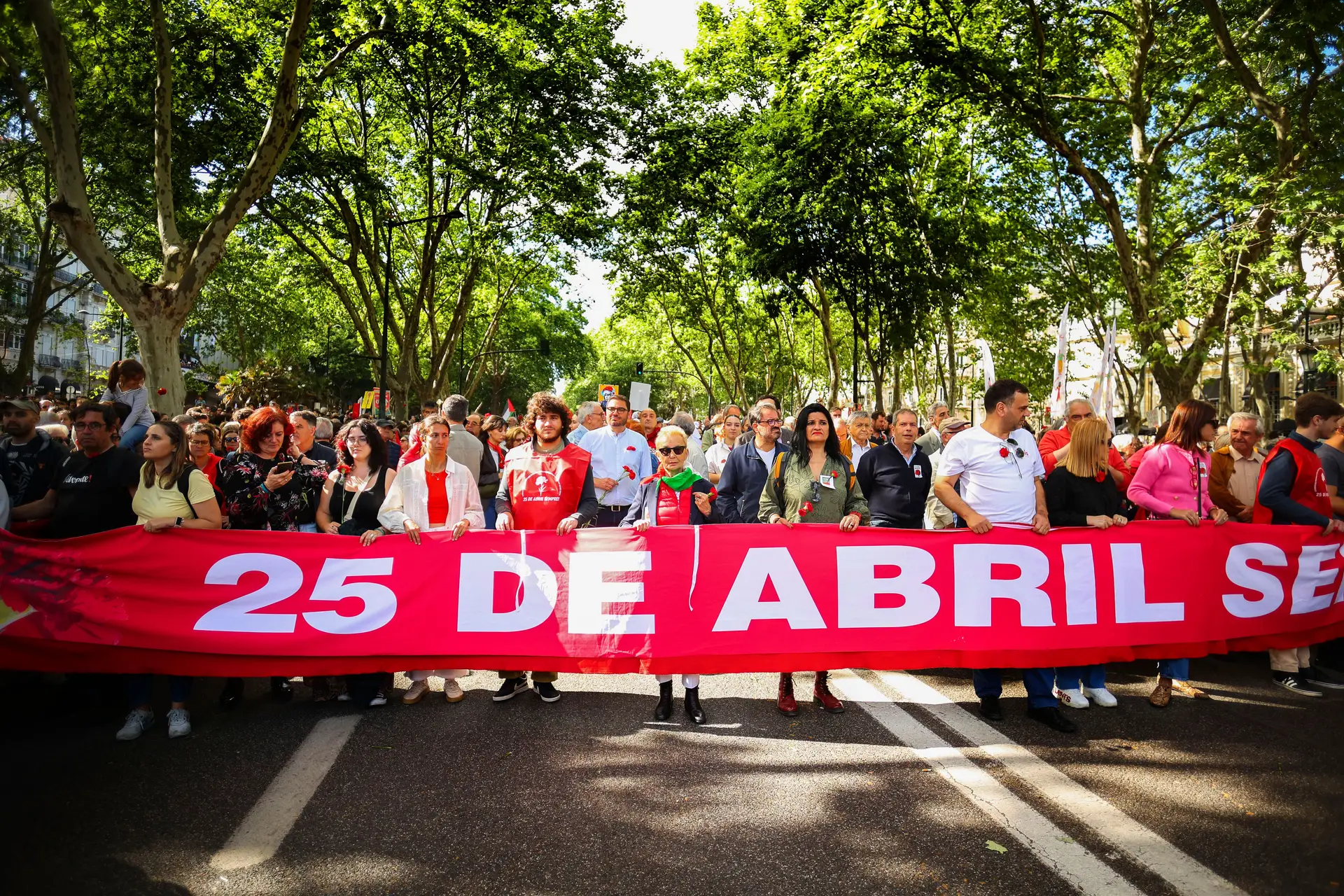 Desfile do 25 de Abril mantém-se apesar do luto nacional pelo Papa