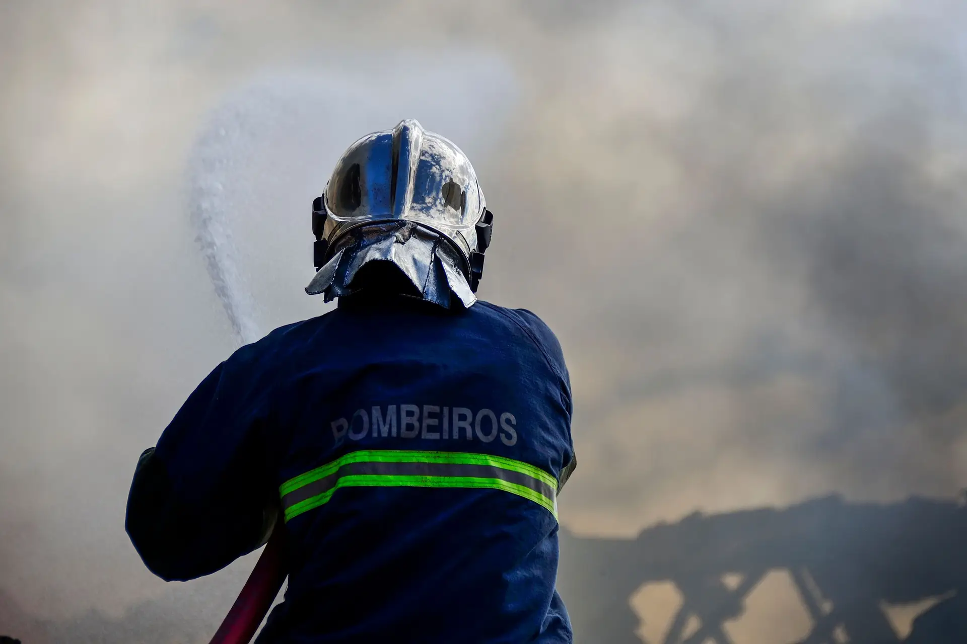 Incêndio causa pelo menos nove mortos na cidade brasileira de Porto Alegre