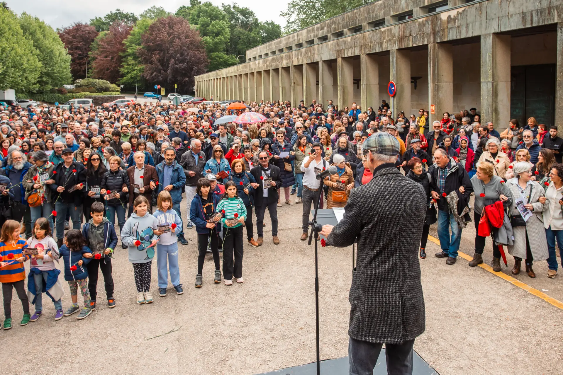 "Grândola, Vila Morena" cantada por centenas de pessoas na Galiza