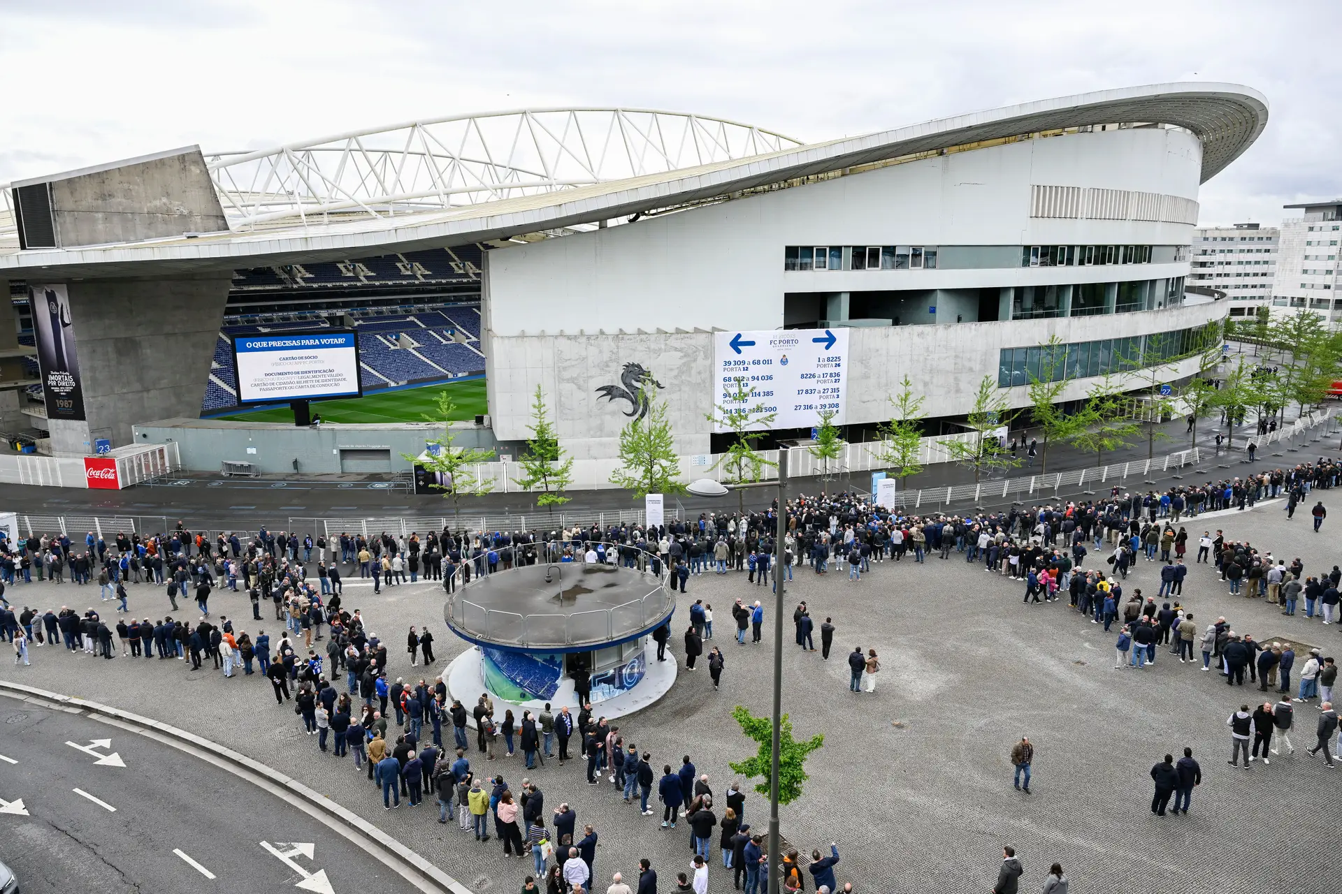 Joias, viagens e carros: ex-administradores do FC Porto gastam milhões de forma irregular