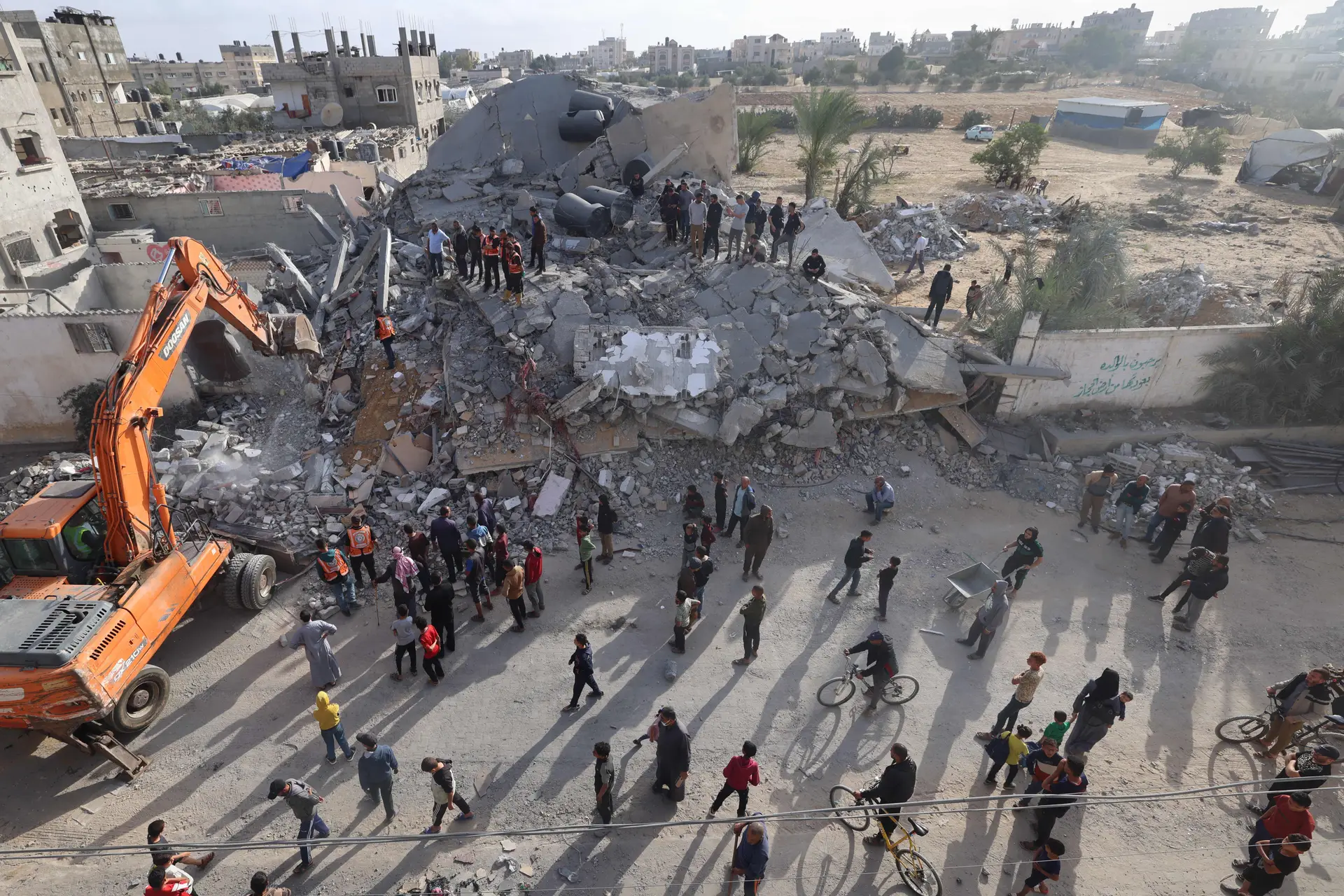 "Bombardeamentos israelitas a partir do ar, terra e do mar em vastas zonas da Faixa de Gaza"