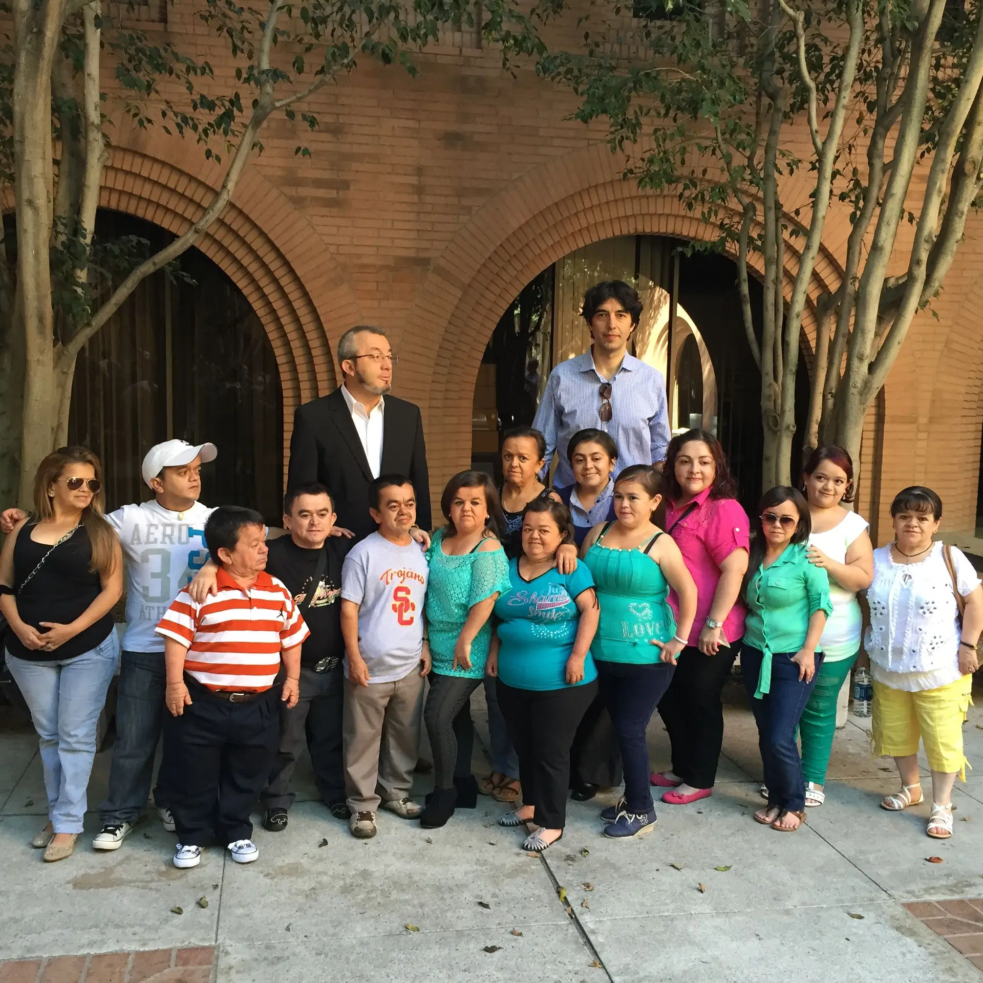 Os cientistas Jaime Guevara-Aguirre (atrás à esquerda), Valter Longo (atrás à direita) e vários dos participantes do estudo na Escola de Gerontologia Leonard Davis da USC, em Los Angeles.