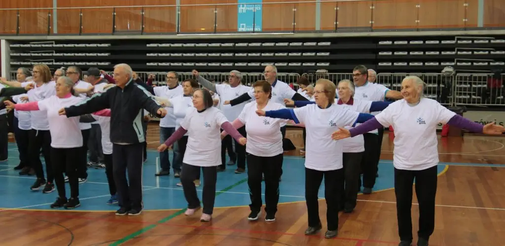 Environ 400 personnes âgées célèbrent la Journée mondiale de la danse à Paredes