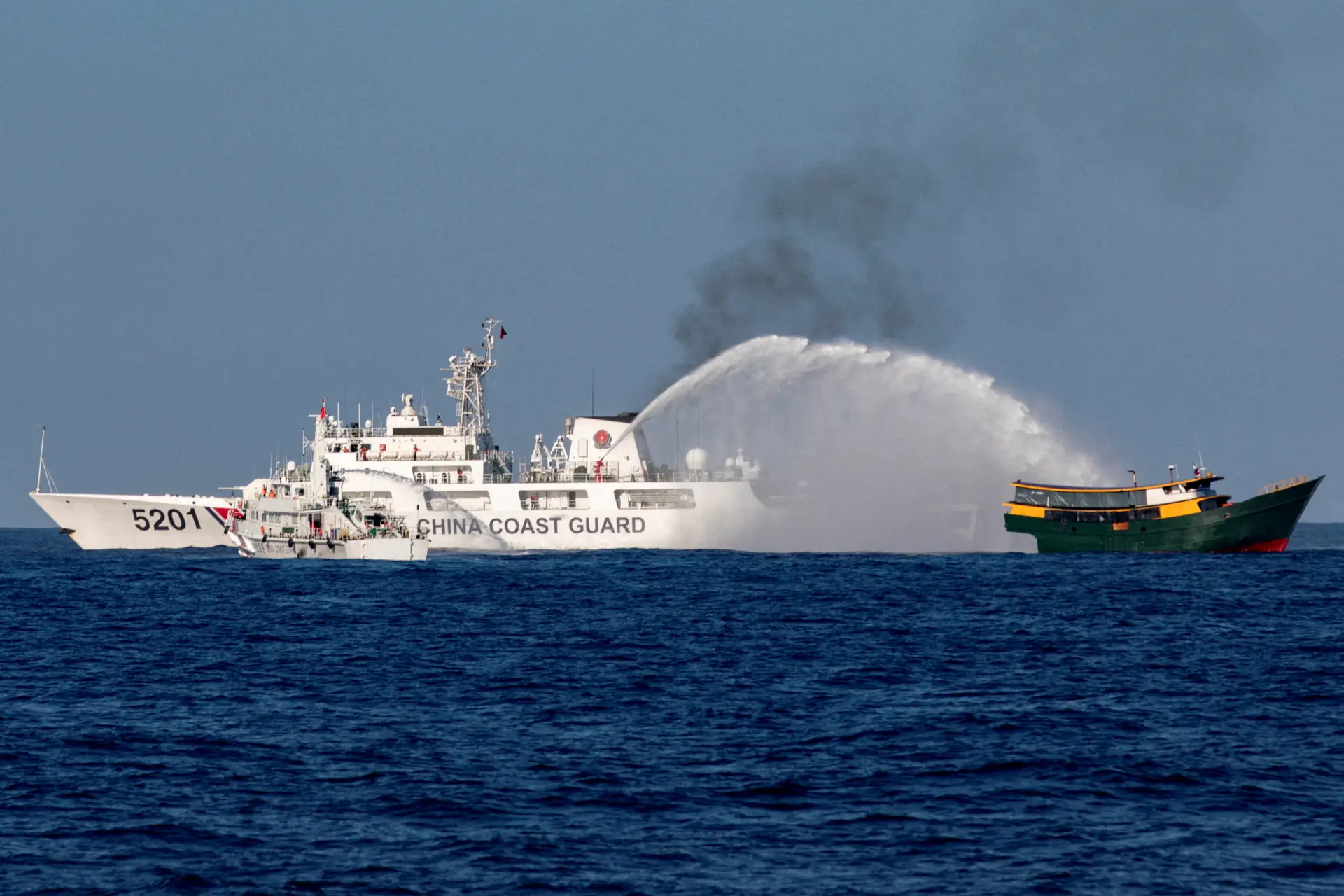 Filipinas acusam China de danificar navios e bloquear atol