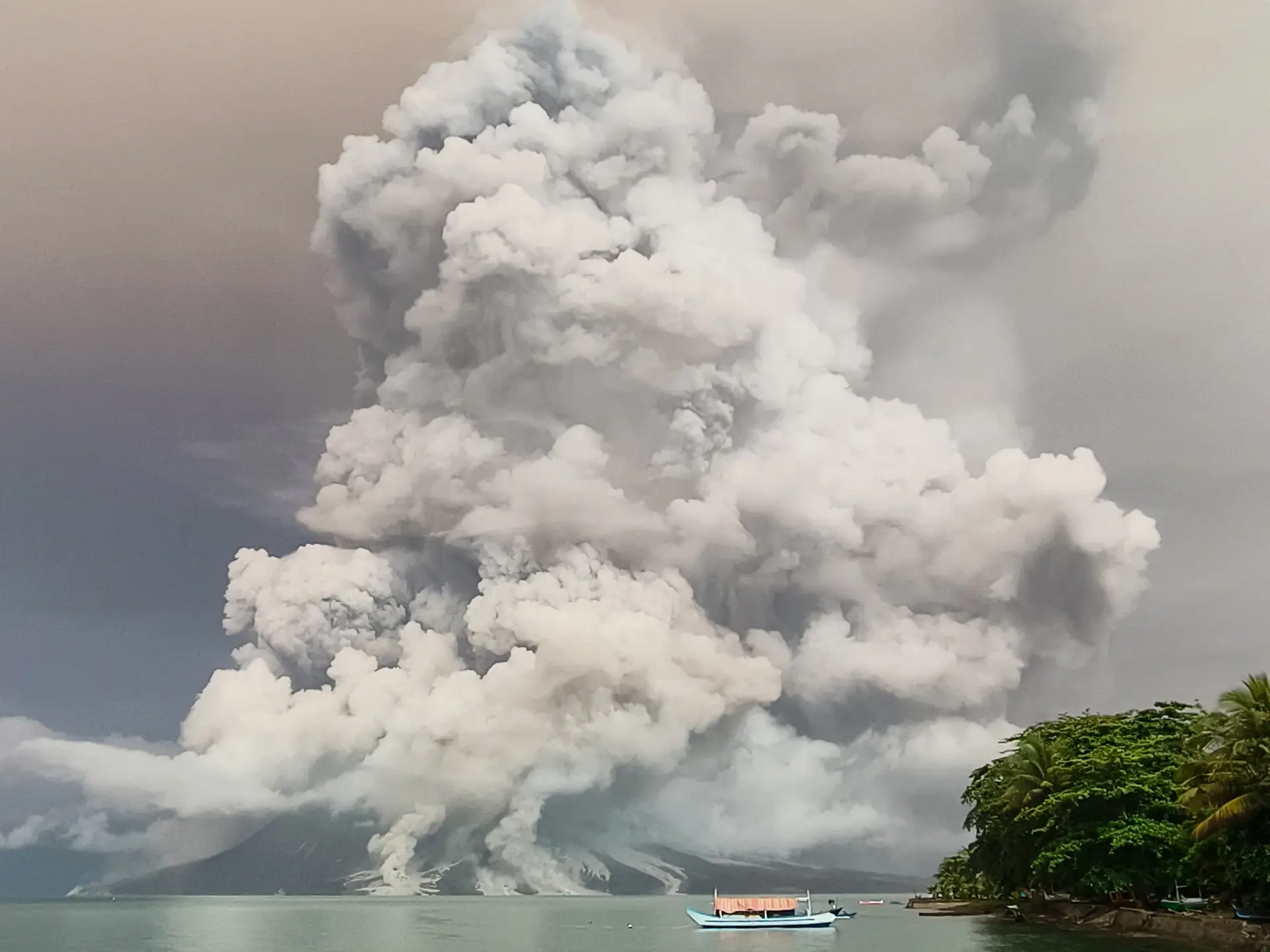 Aeroporto encerrado na Indonésia após nova erupção de vulcão