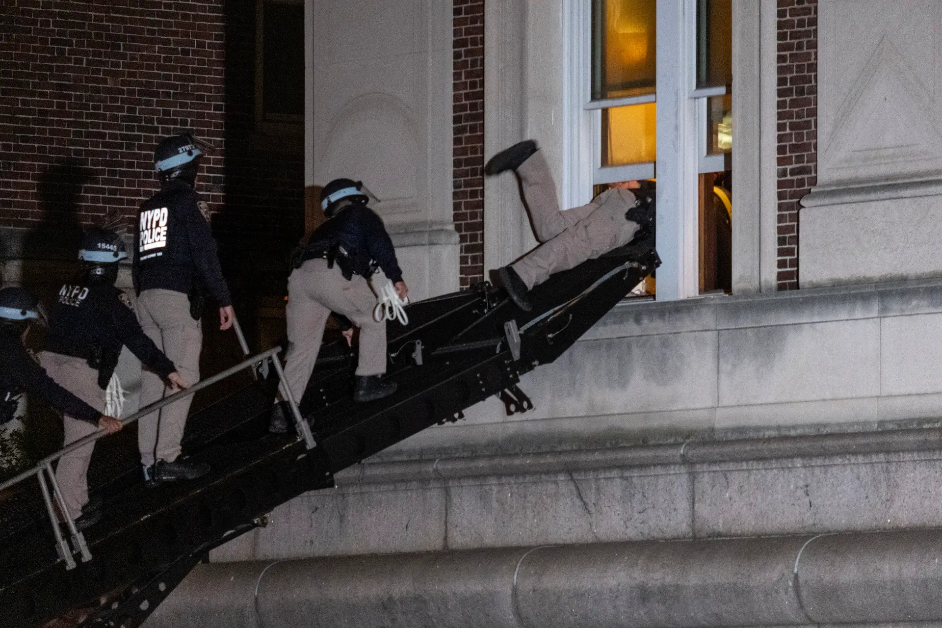 Polícia entra na Universidade de Columbia, Nova Iorque.