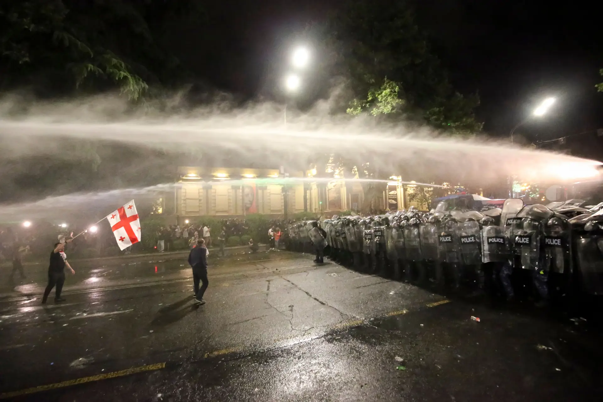 Milhares de pessoas em frente ao Parlamento da Geórgia contra lei de agentes estrangeiros